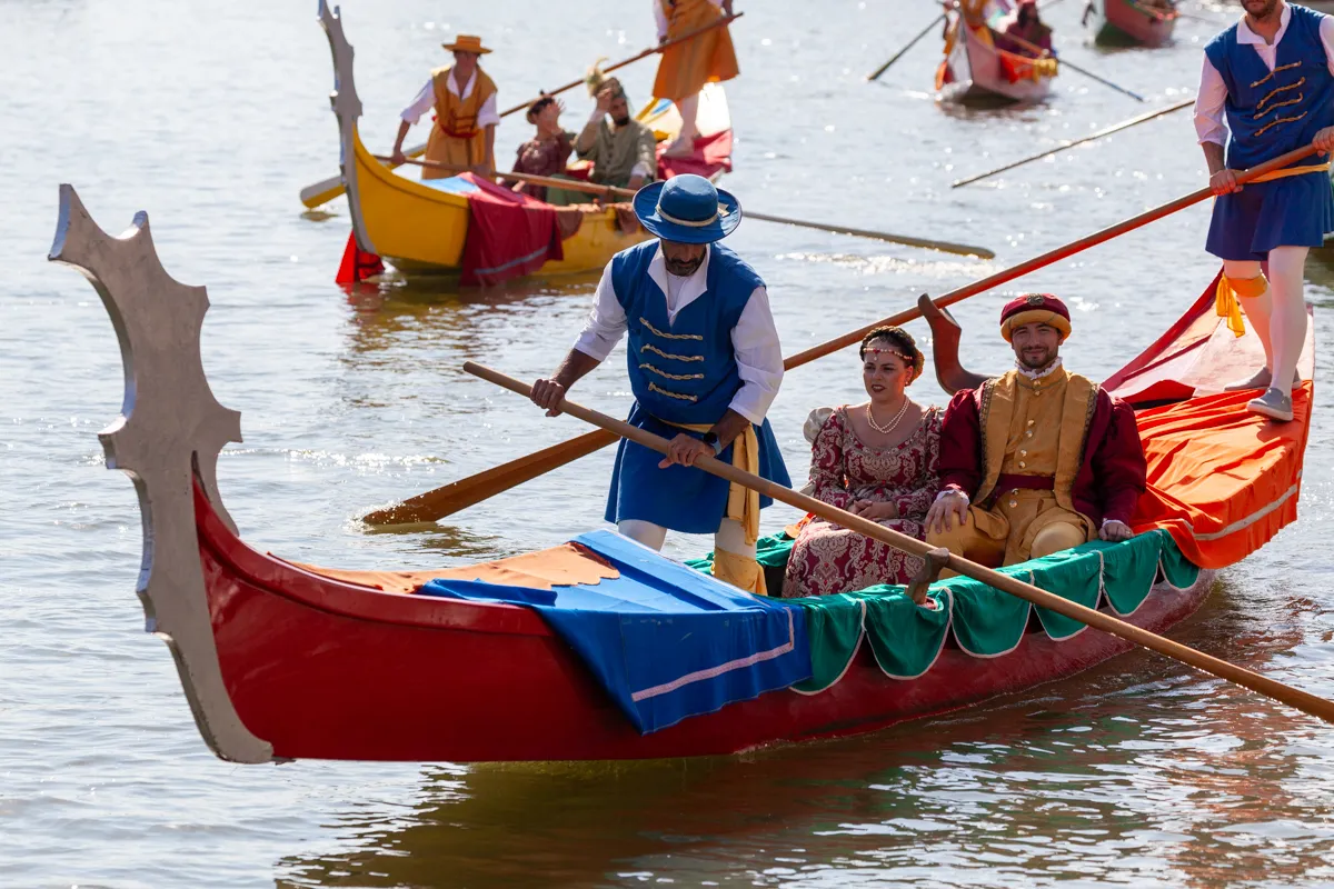 Equipaggio di una galea veneziana in costumi tradizionali, Regata Storica