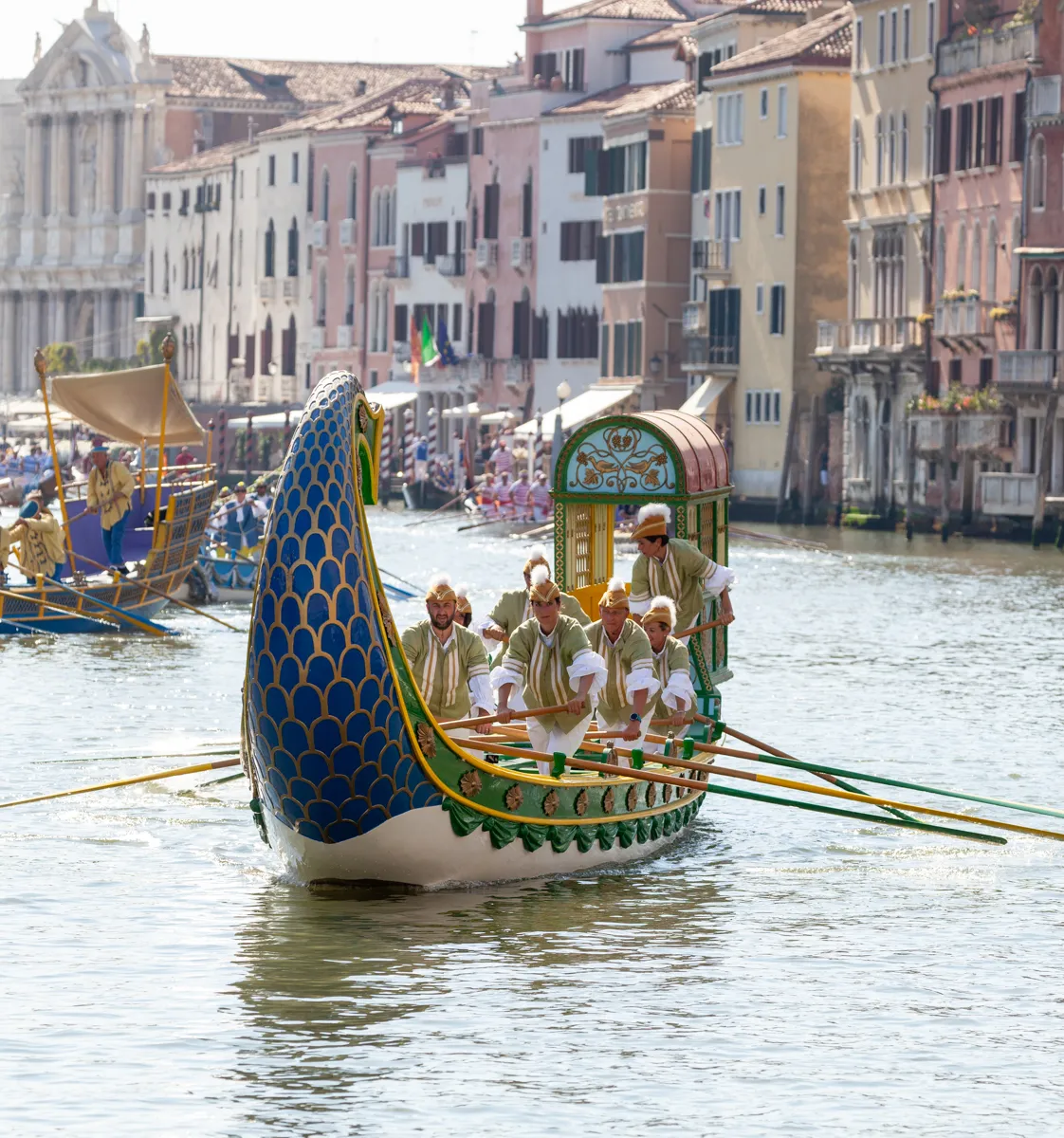 Imbarcazione con sculture dorate nella regata storica