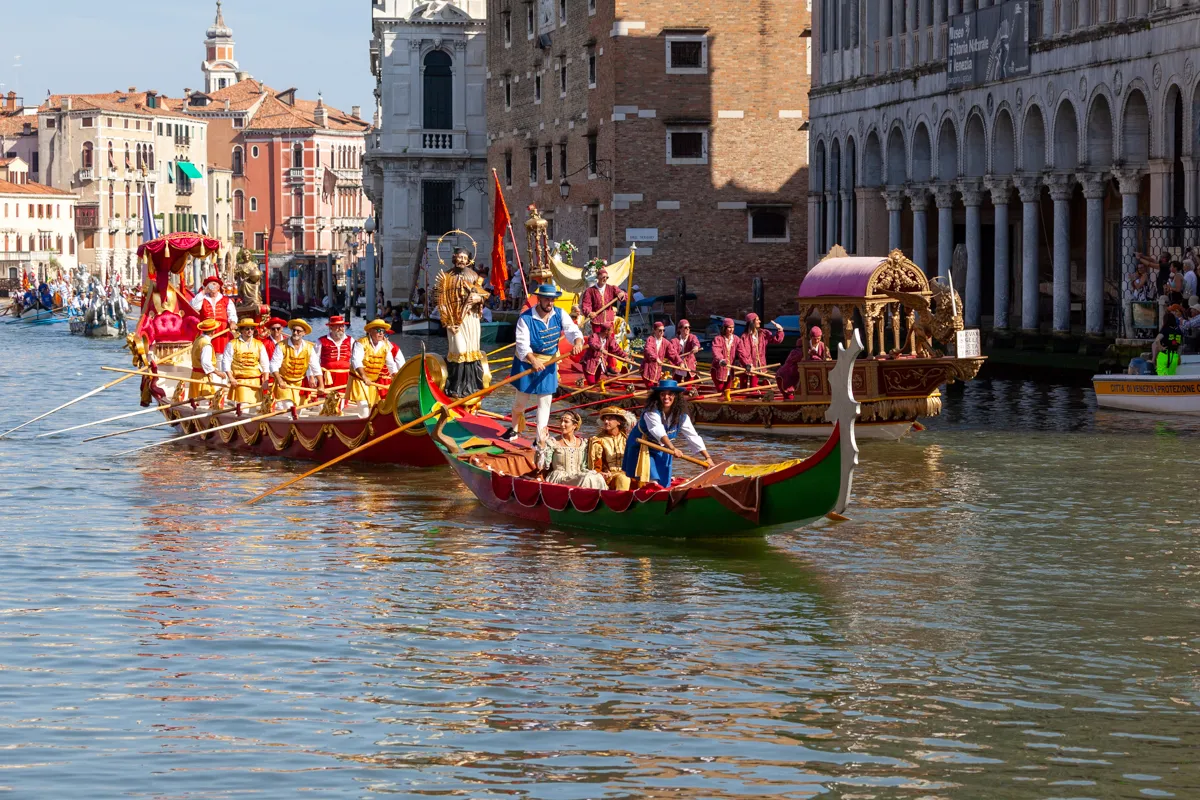 Gondola storica con vogatori in costumi tradizionali