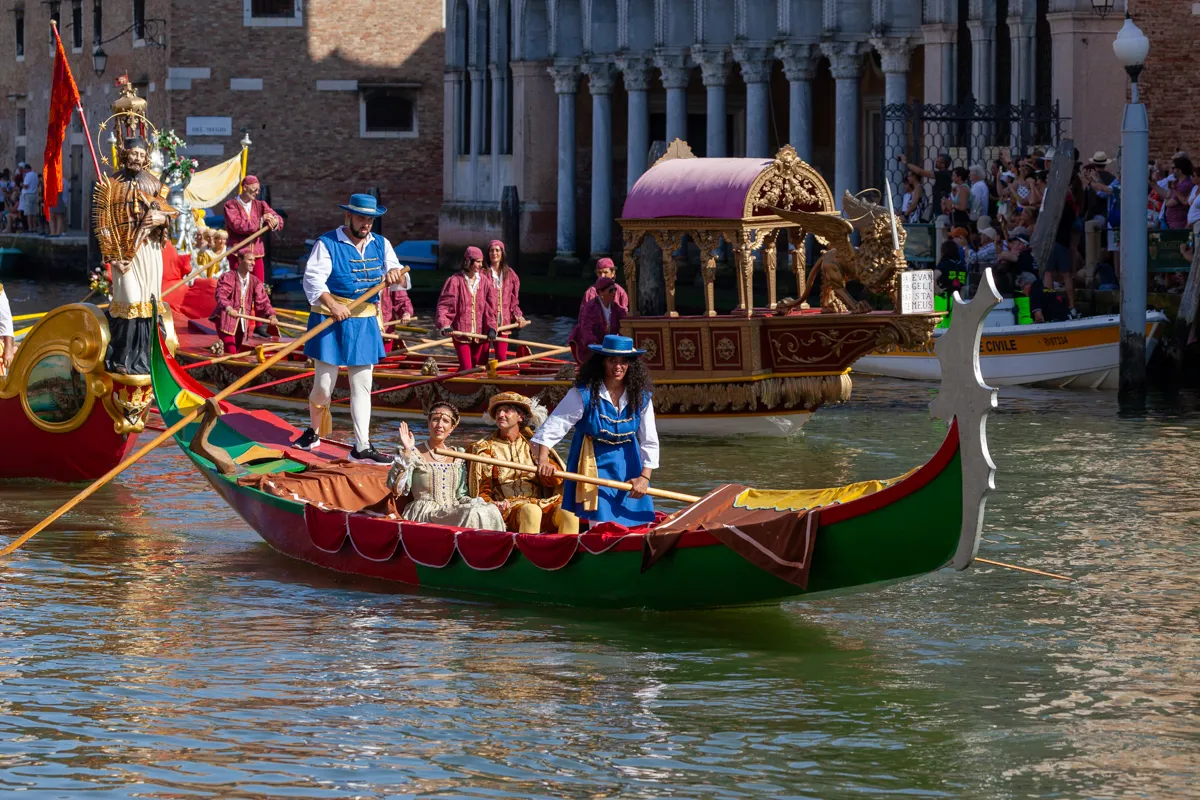Barca veneziana storica durante la regata