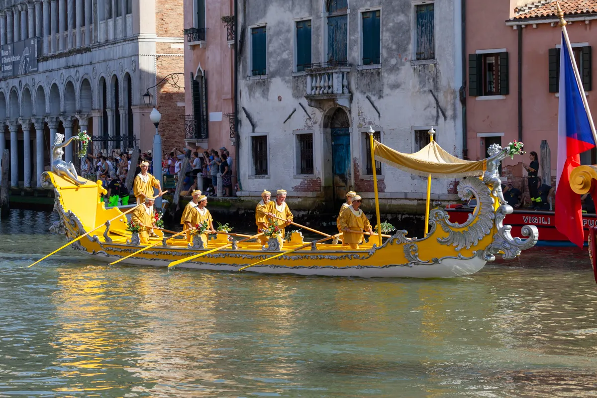 Gondola decorata con vogatori in costumi veneziani