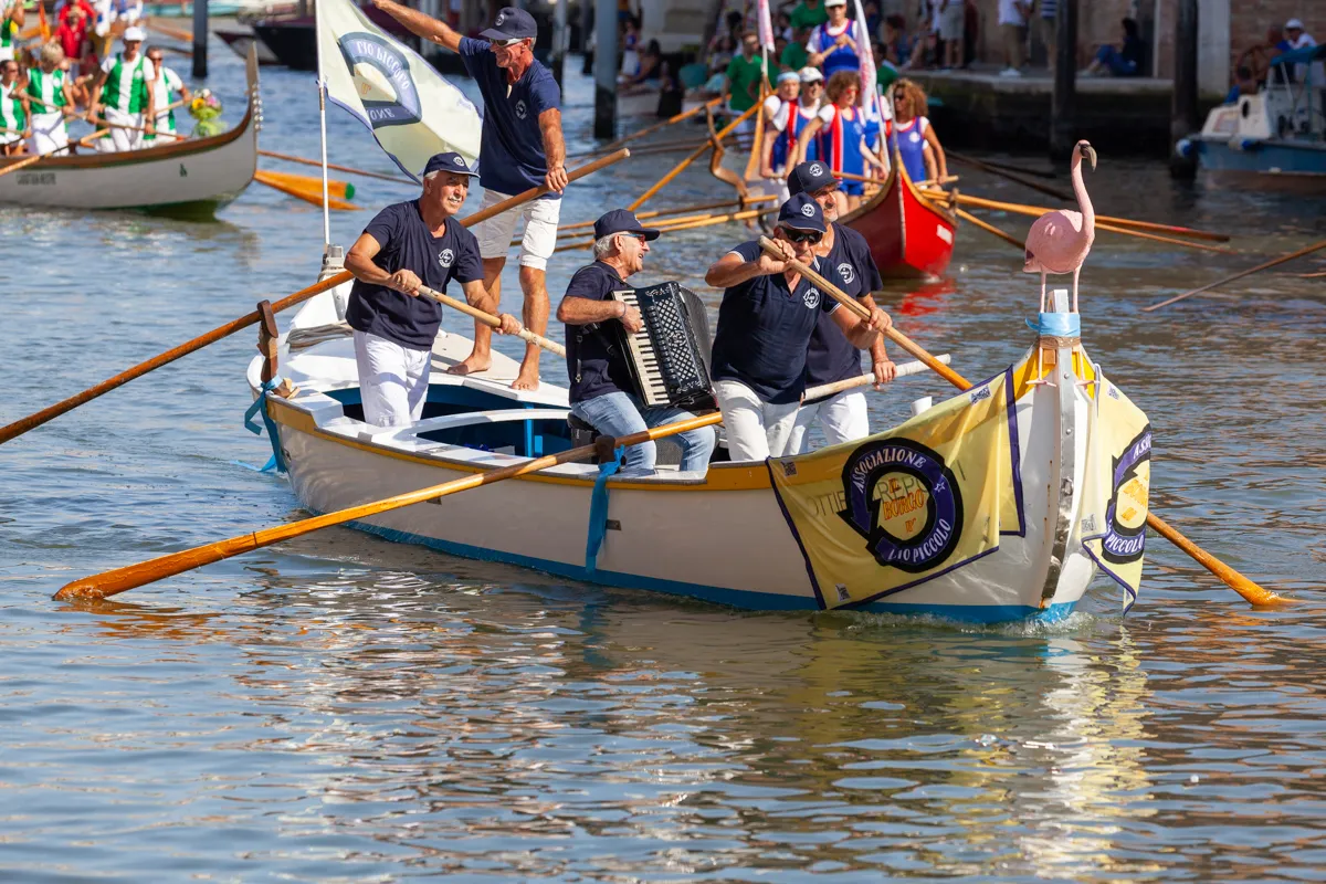 Imbarcazione tradizionale con musicisti a bordo alla Regata Storica di Venezia 2024.