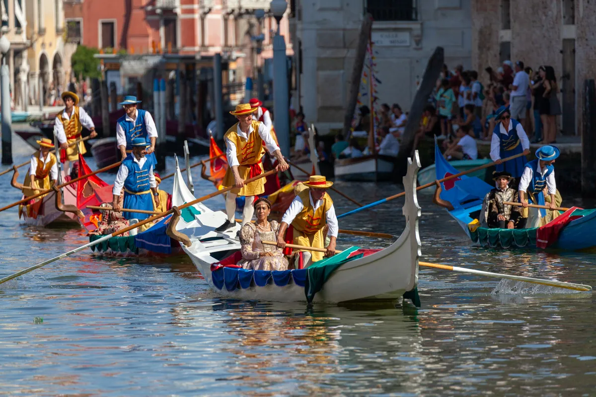 Gondola storica con vogatori durante la regata del 2024