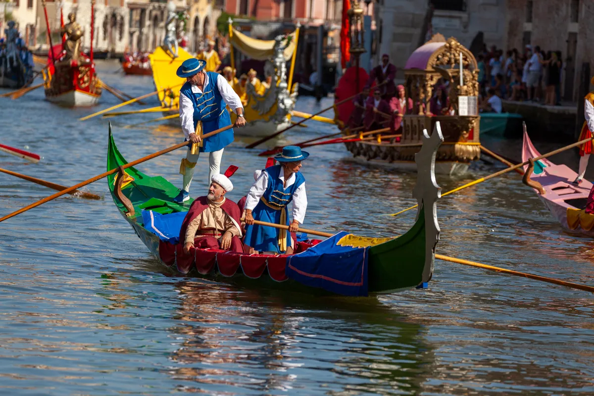 Gondola decorata con vogatori in costumi storici durante la Regata Storica di Venezia