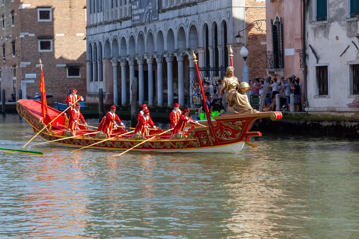 Galeone veneziano con dettagli dorati e vogatori in costumi d'epoca durante la Regata Storica