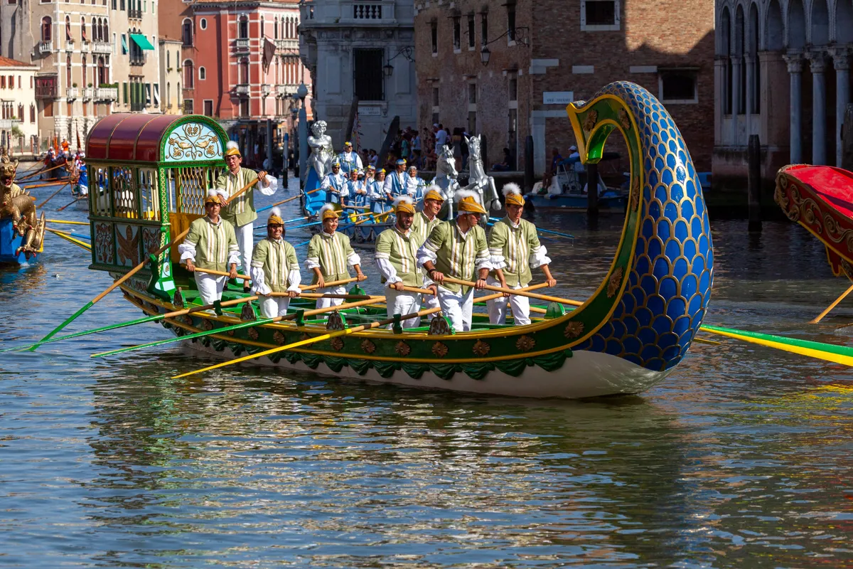 Due vogatrici in abiti veneziani tradizionali durante la Regata Storica di Venezia