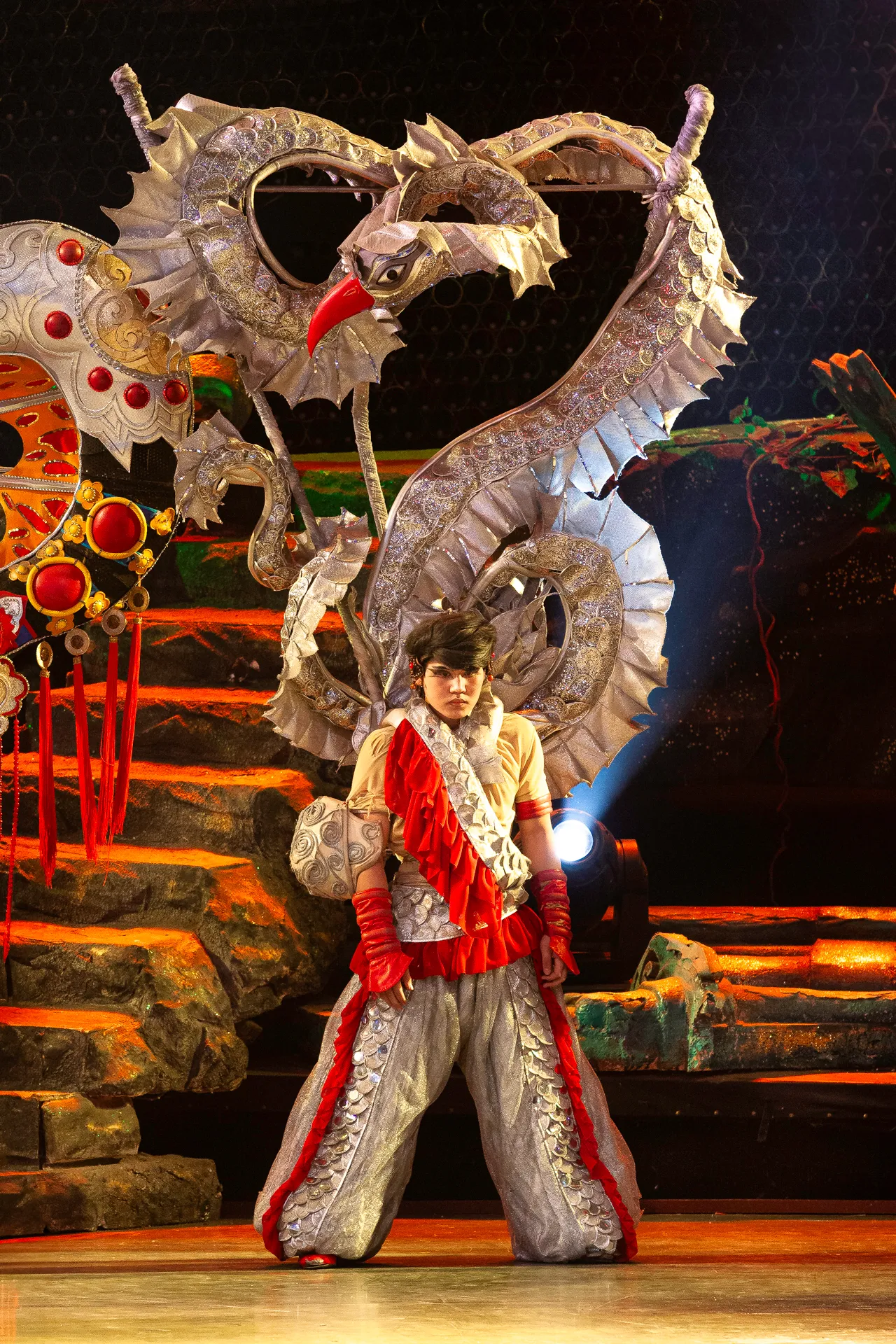 Performance di danza tradizionale con costumi cinesi a Pechino, 2010