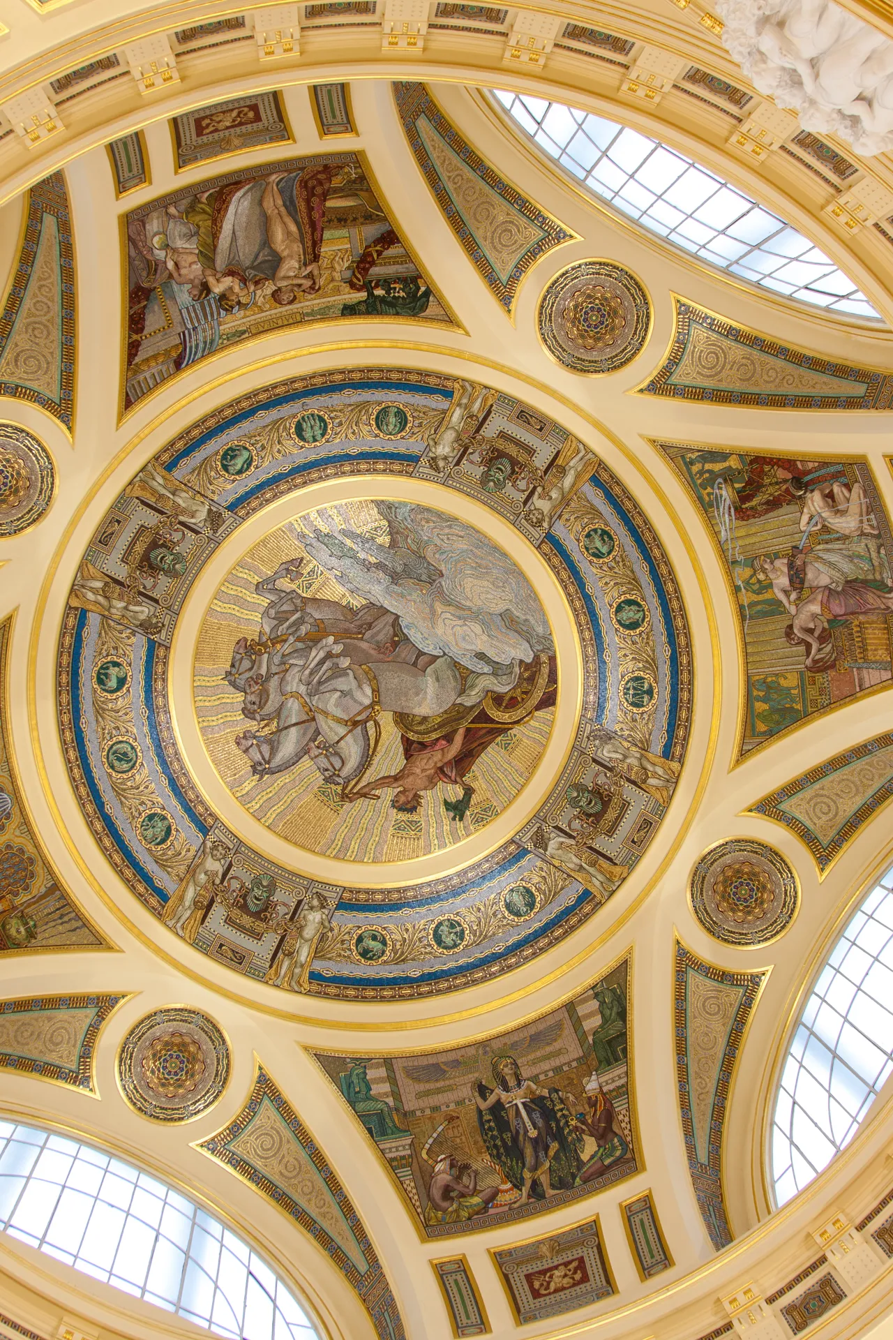 Cupola decorata dei bagni termali Széchenyi a Budapest con mosaici dorati e dettagli raffinati.