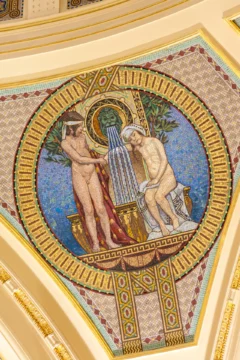 Dettaglio architettonico interno con colonne decorate nei bagni Széchenyi di Budapest.