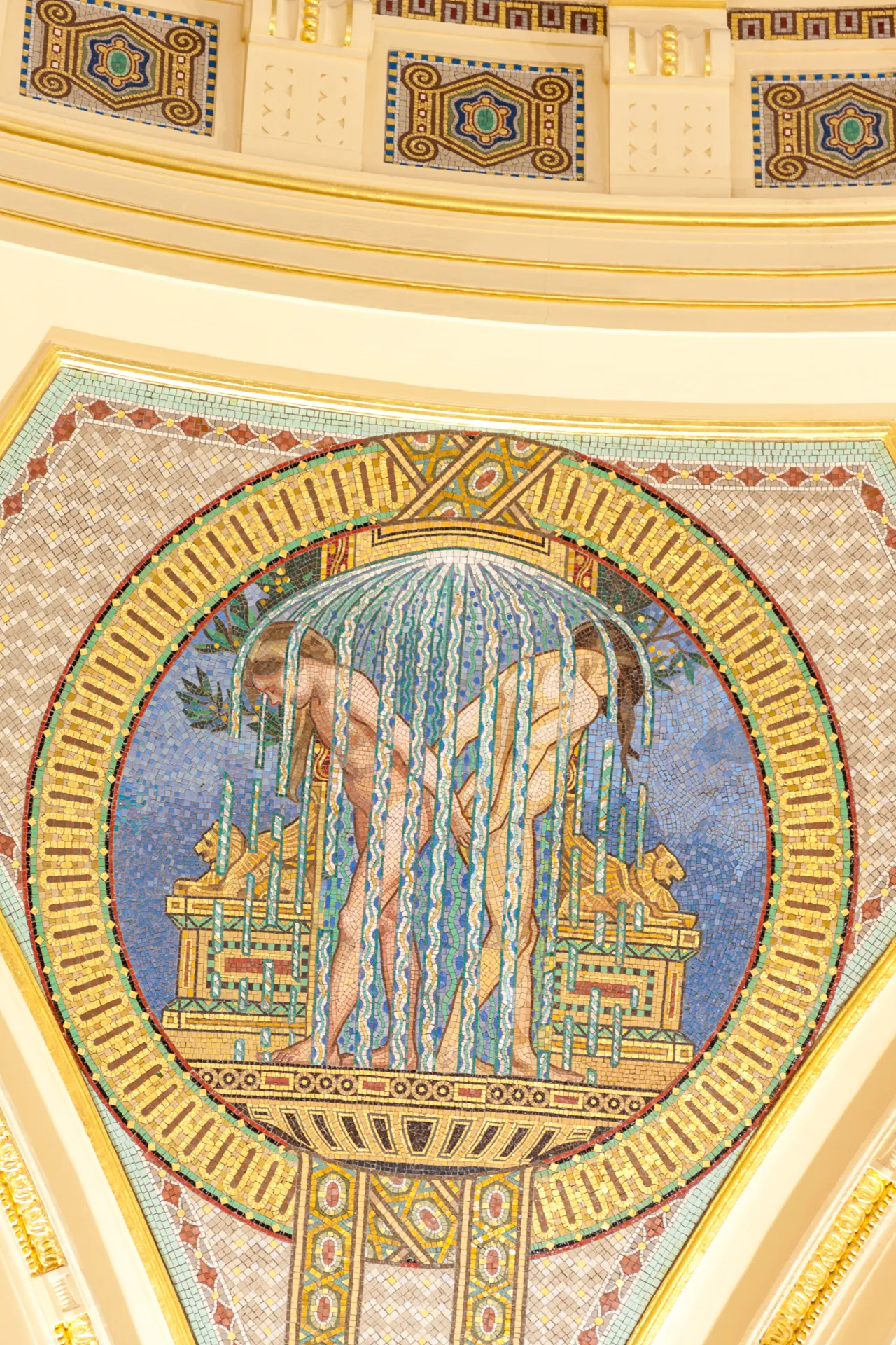 Fontana decorativa con mosaico artistico all'interno dei bagni termali Széchenyi.