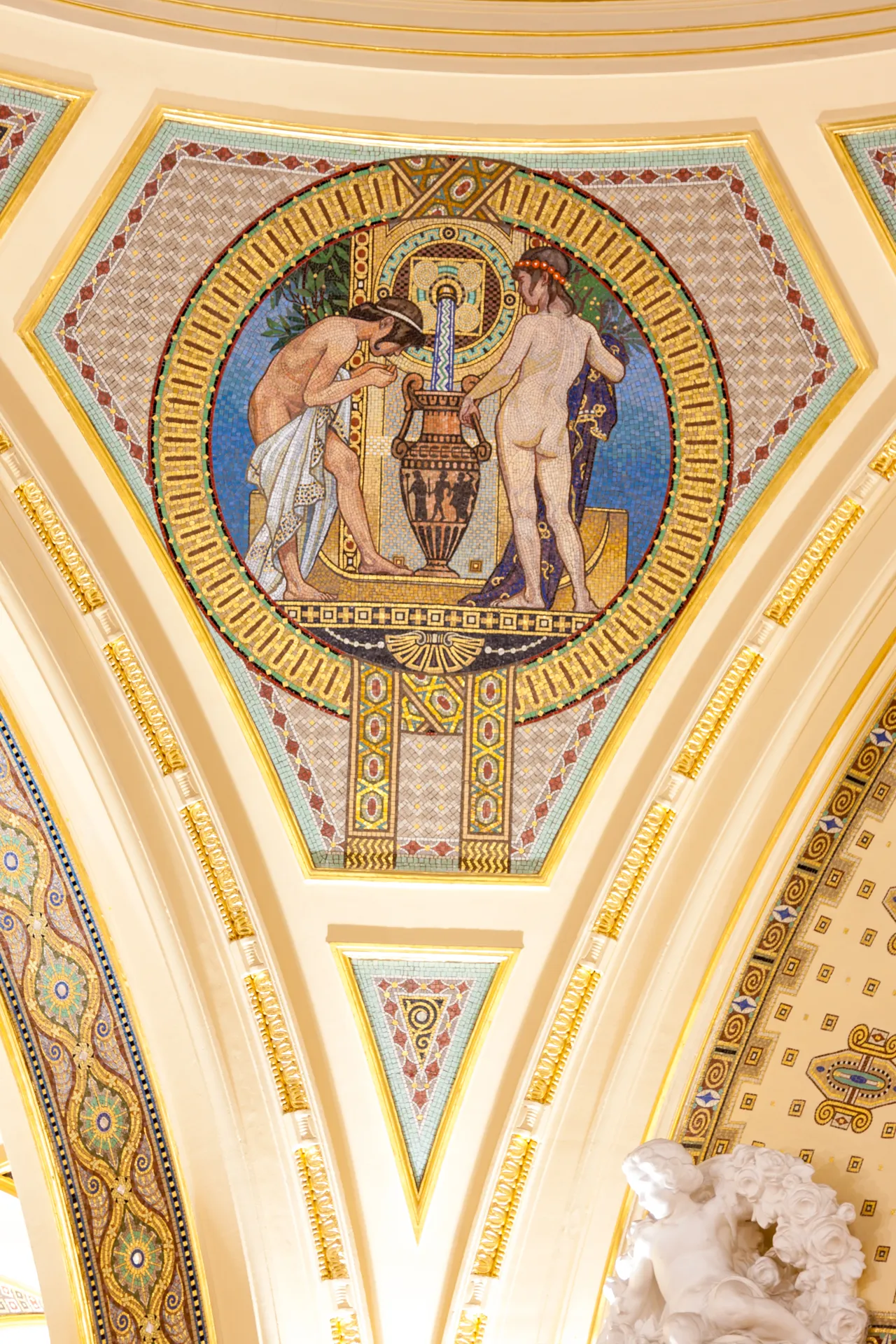 Mosaico artistico raffigurante divinità dell'acqua nei bagni termali Széchenyi.