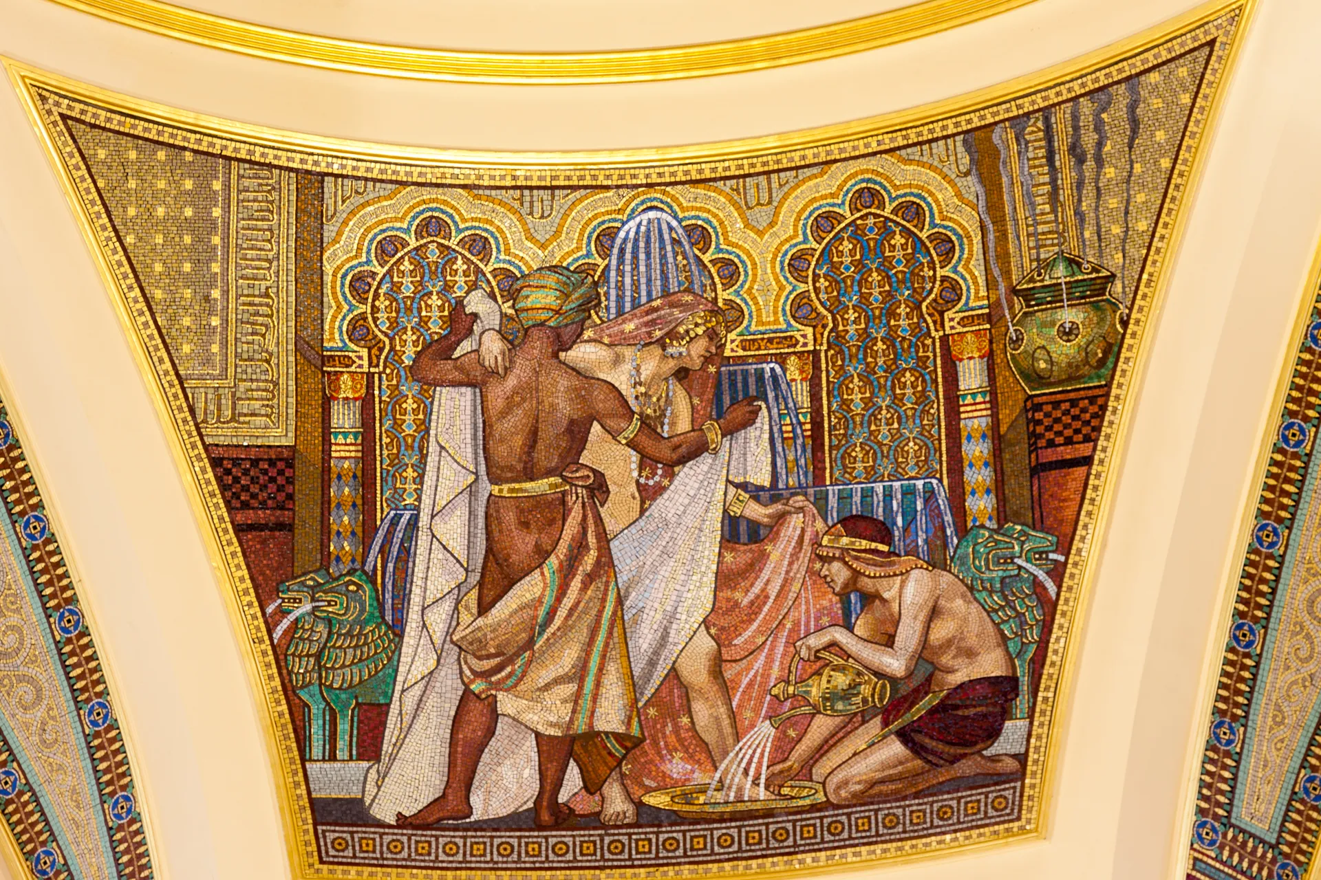 Dettaglio di un mosaico artistico nei bagni termali Széchenyi di Budapest.