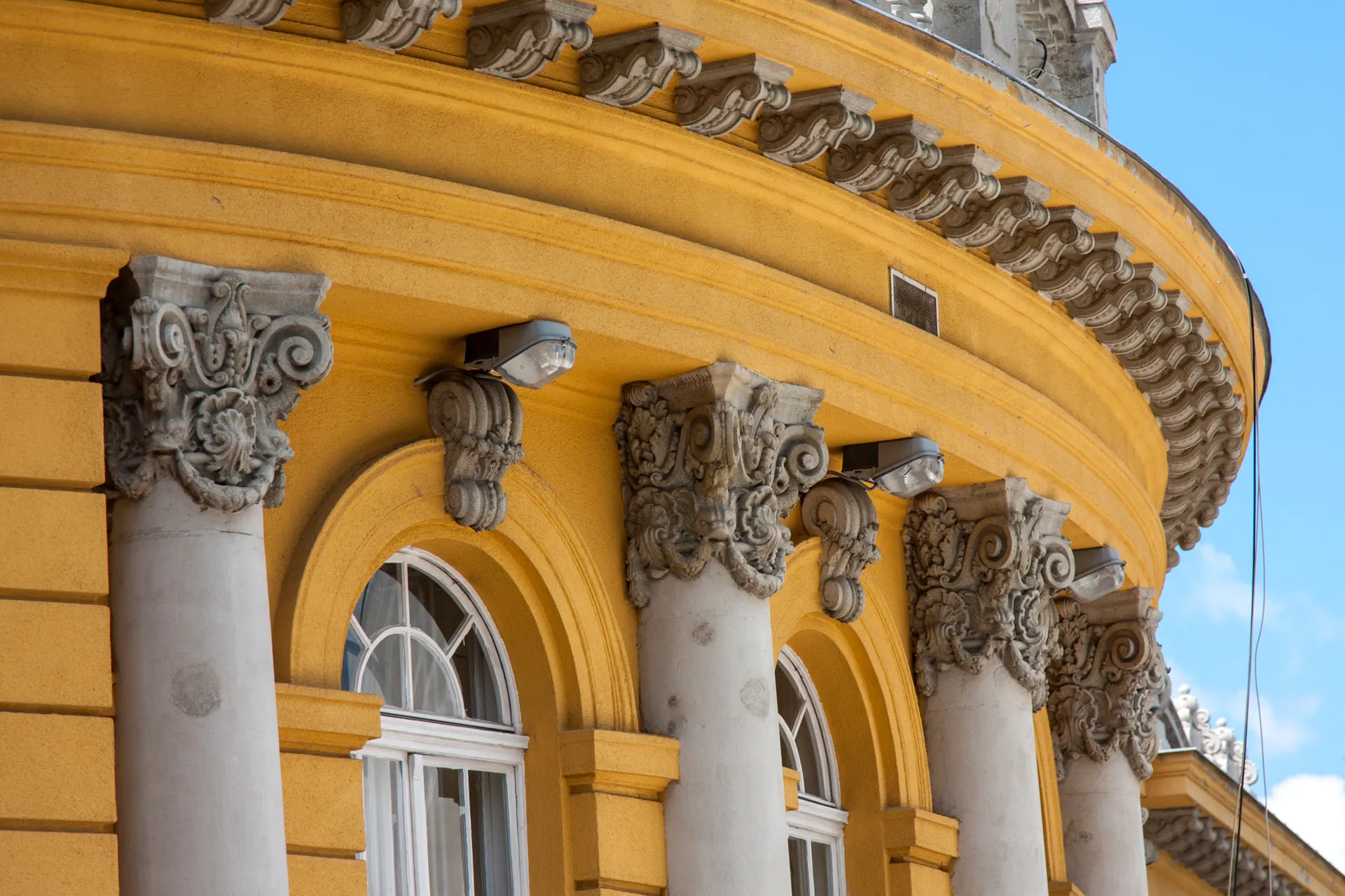Decorazioni esterne delle colonne dei bagni termali Széchenyi a Budapest.
