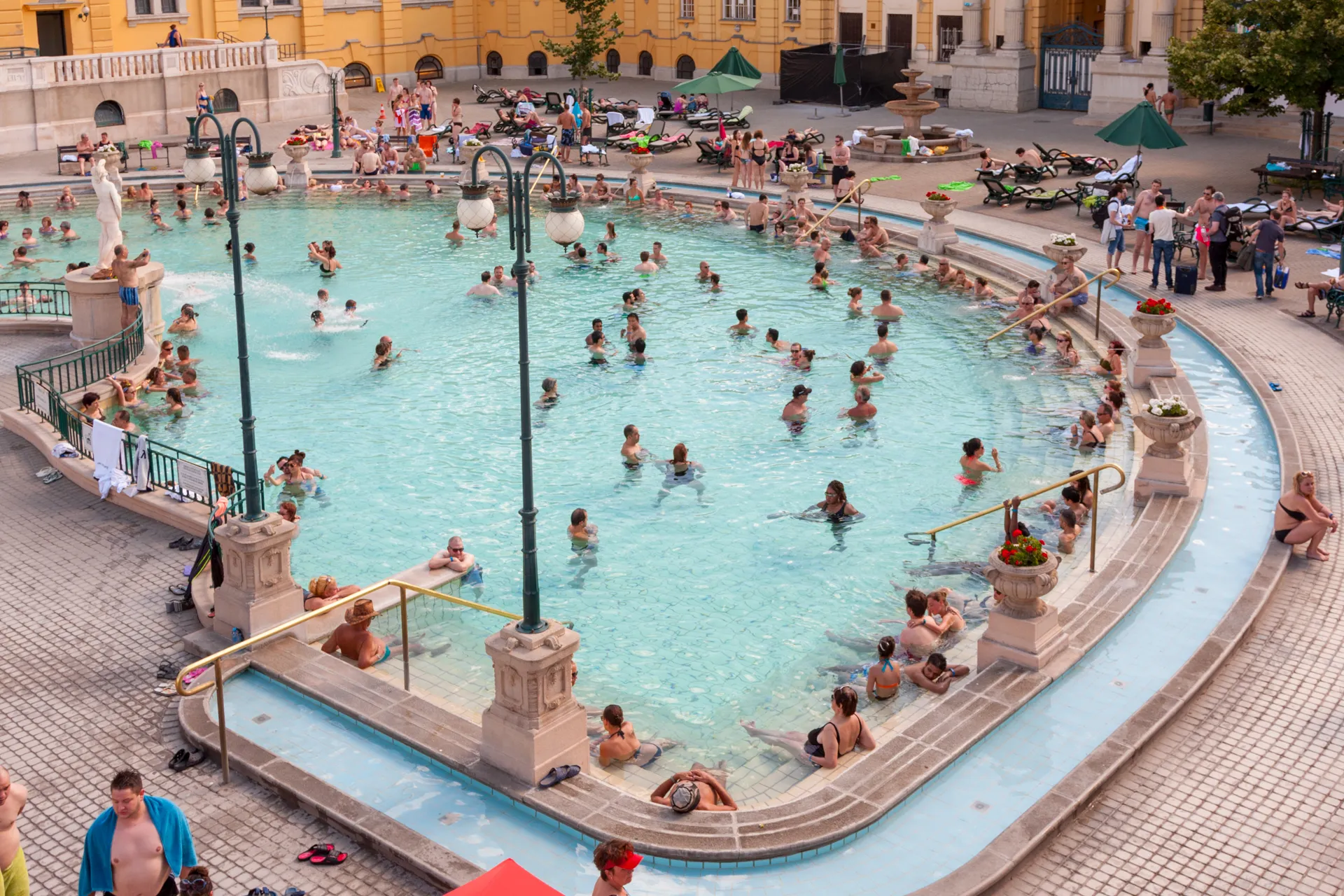 Piscina esterna con numerosi visitatori nei bagni termali Széchenyi.