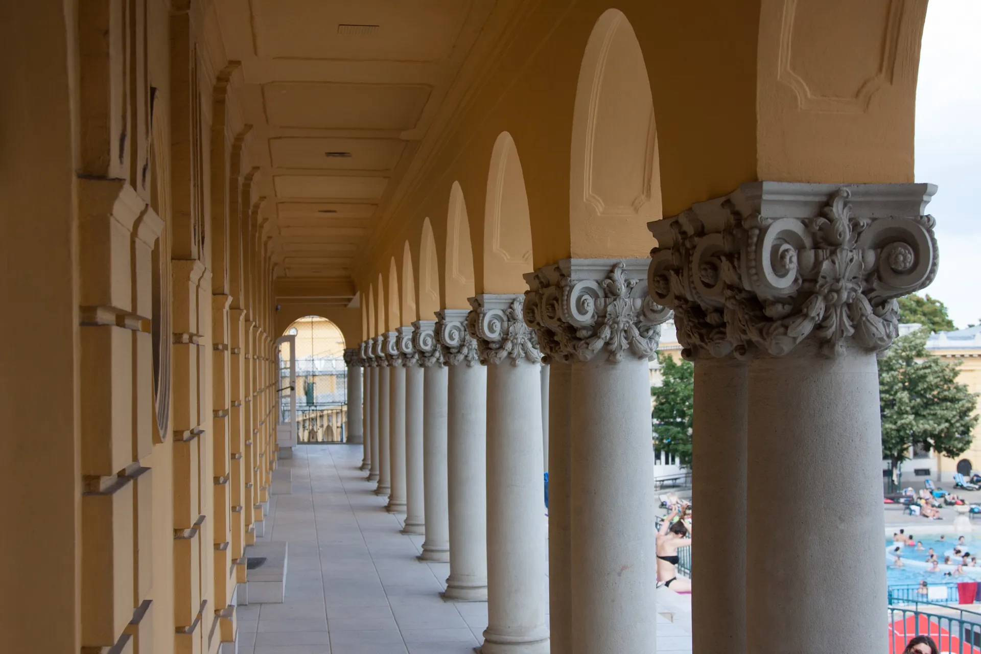 Colonnato interno con dettagli architettonici nei bagni termali Széchenyi di Budapest.