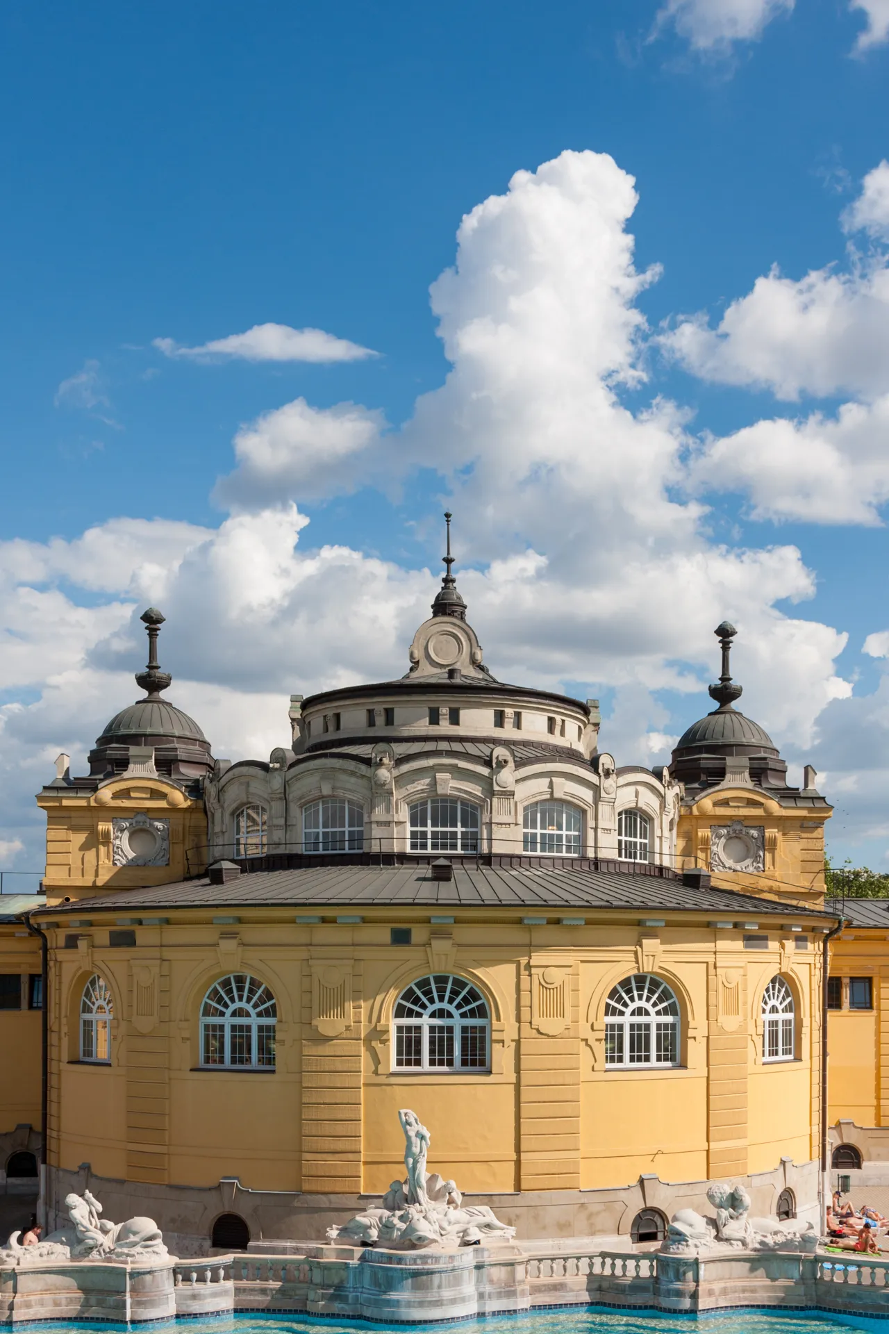 Cupola centrale e decorazioni esterne dei bagni termali Széchenyi a Budapest.