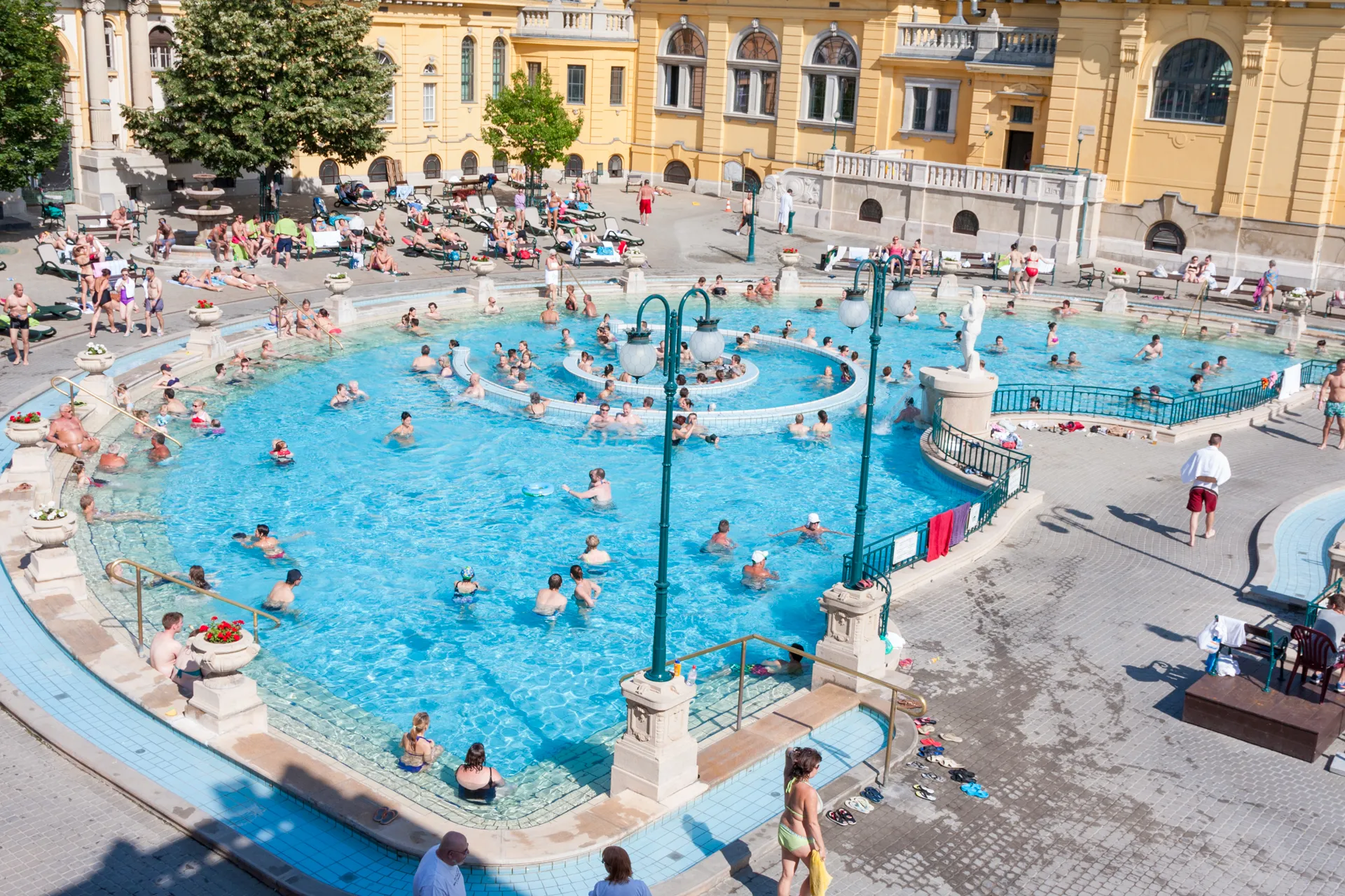 Piscina con visitatori e attività ricreative nei bagni termali Széchenyi.