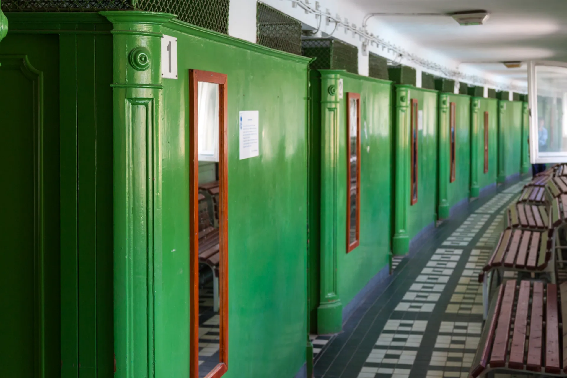 Spogliatoi verdi interni nei bagni termali Széchenyi di Budapest.