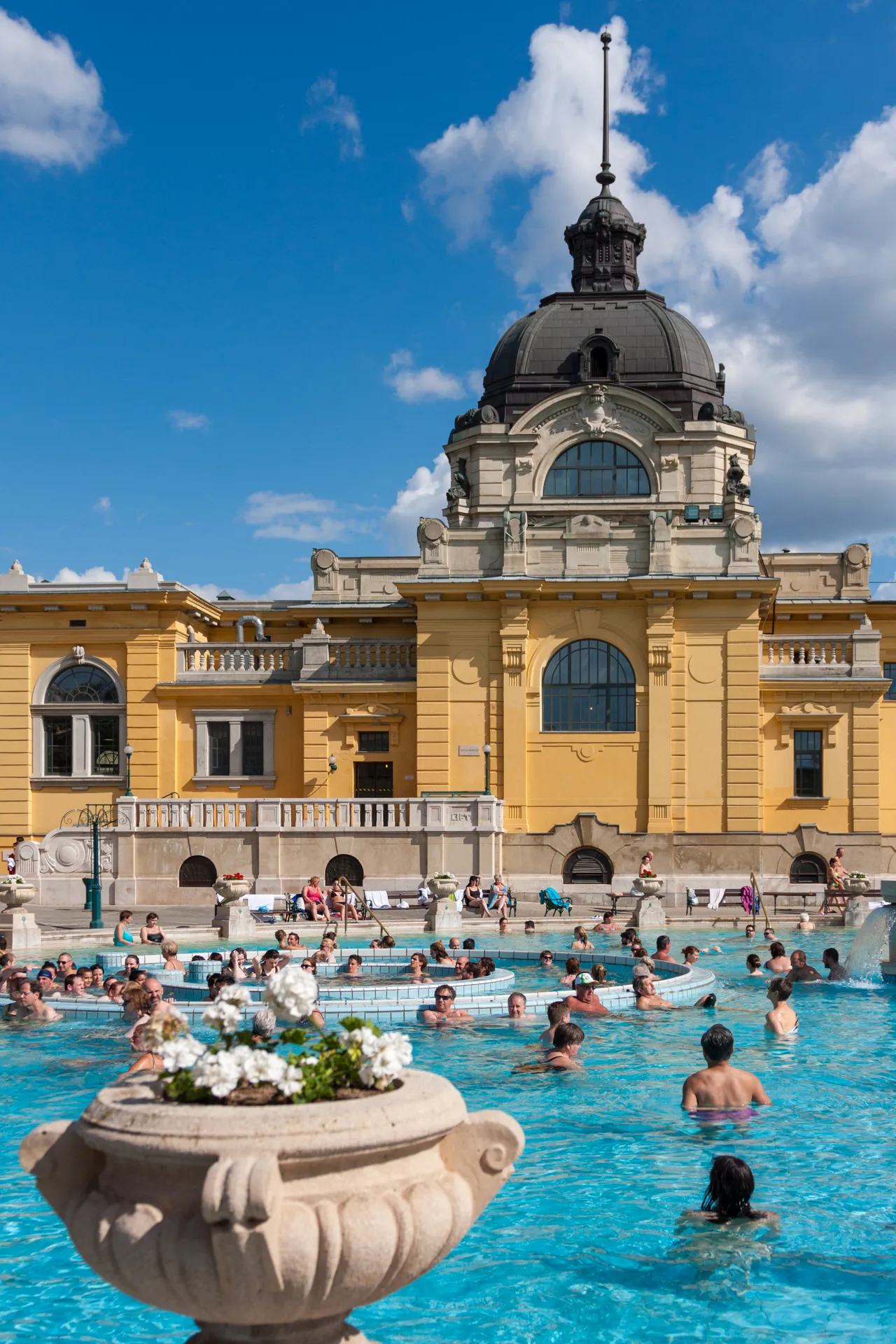 Cupola centrale e piscina esterna nei bagni termali Széchenyi a Budapest.