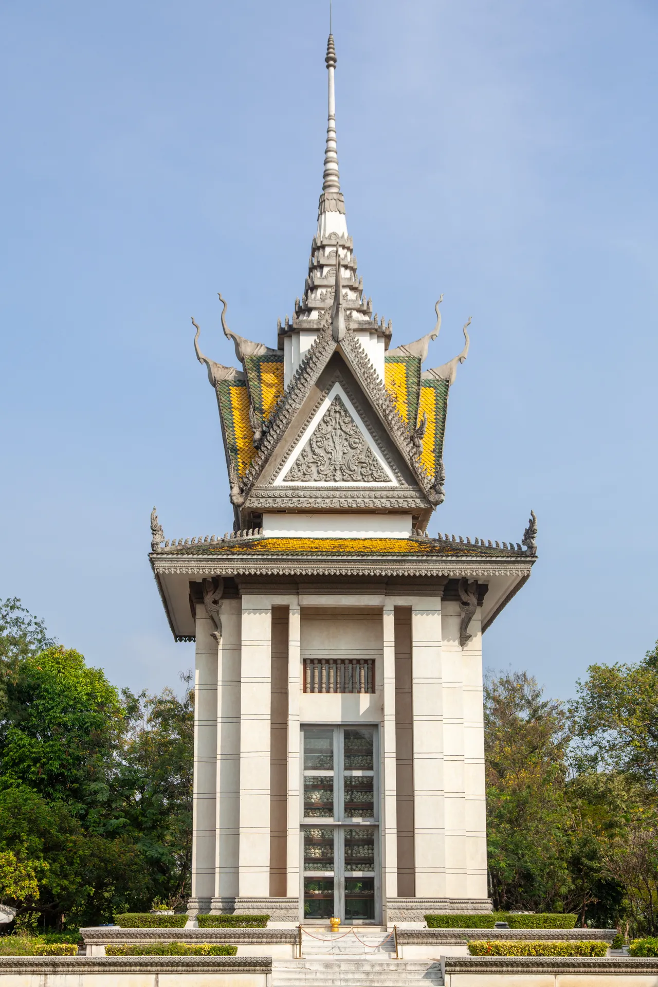 Stupa commemorativo con i teschi delle vittime a Choeung Ek, Phnom Penh.