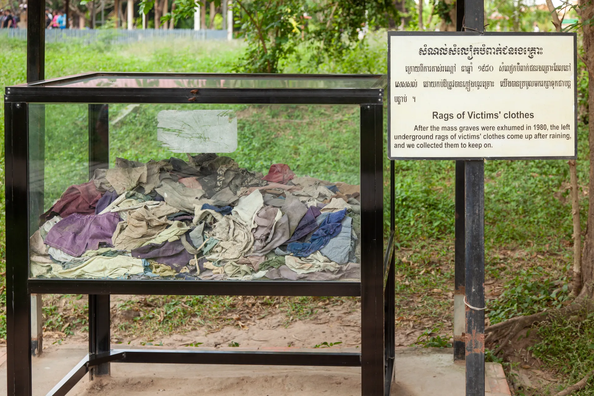 Vestiti delle vittime del genocidio esposti a Choeung Ek, Phnom Penh.