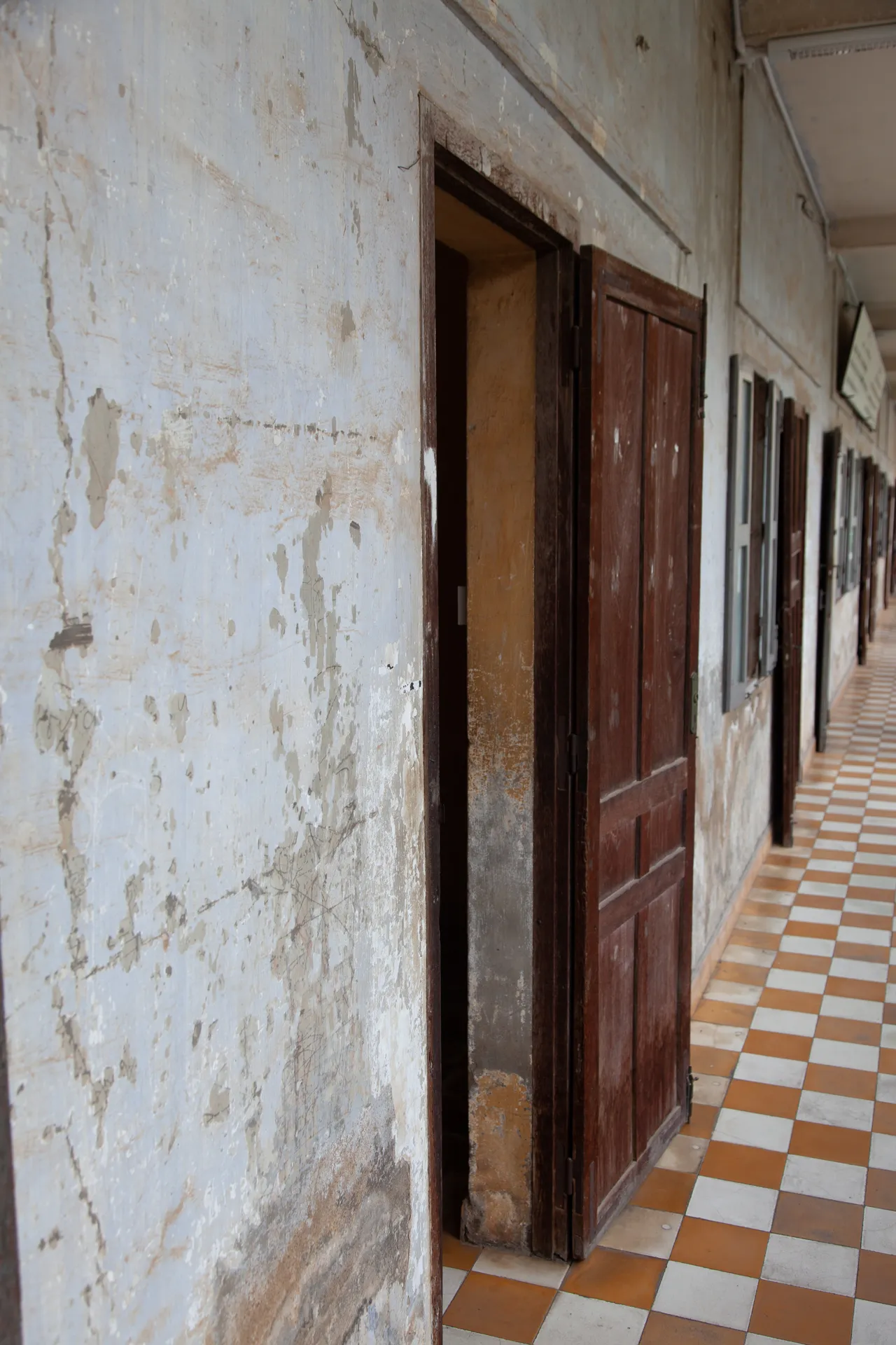 Corridoio con porte di legno del carcere S-21 Tuol Sleng, Phnom Penh.