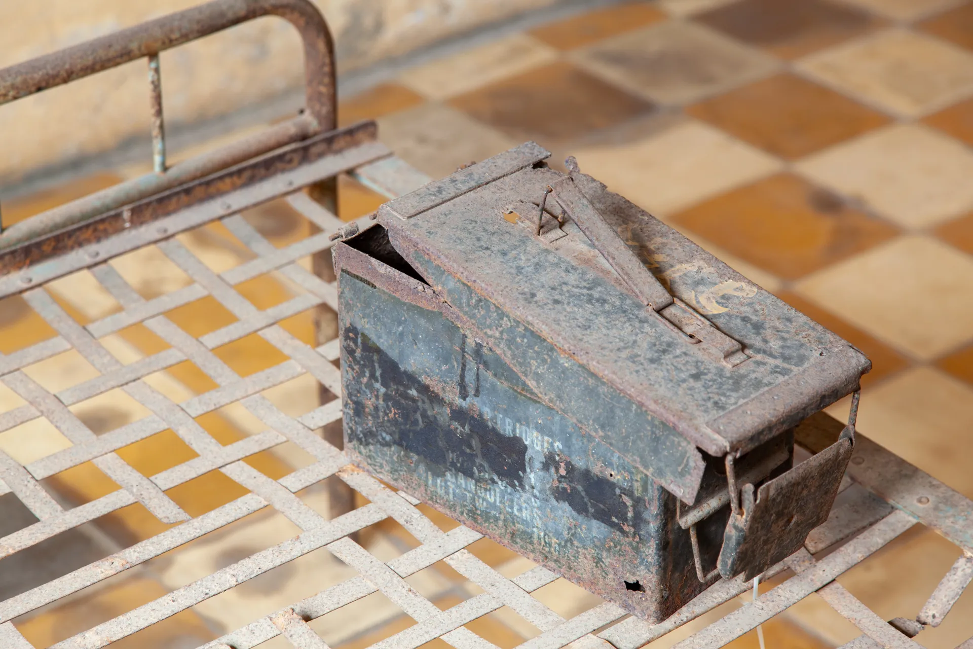 Scatola di munizioni su un letto di tortura nel Tuol Sleng, Phnom Penh.