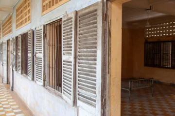 Interno di una cella con sbarre di ferro