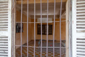 Vista attraverso le sbarre su una cella del Tuol Sleng, Phnom Penh.