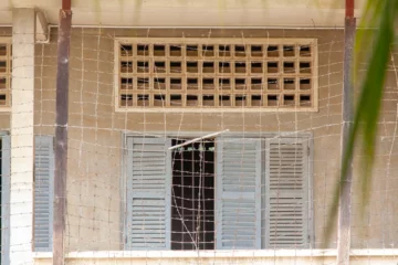Edificio del Tuol Sleng con filo spinato sulle finestre, Phnom Penh.