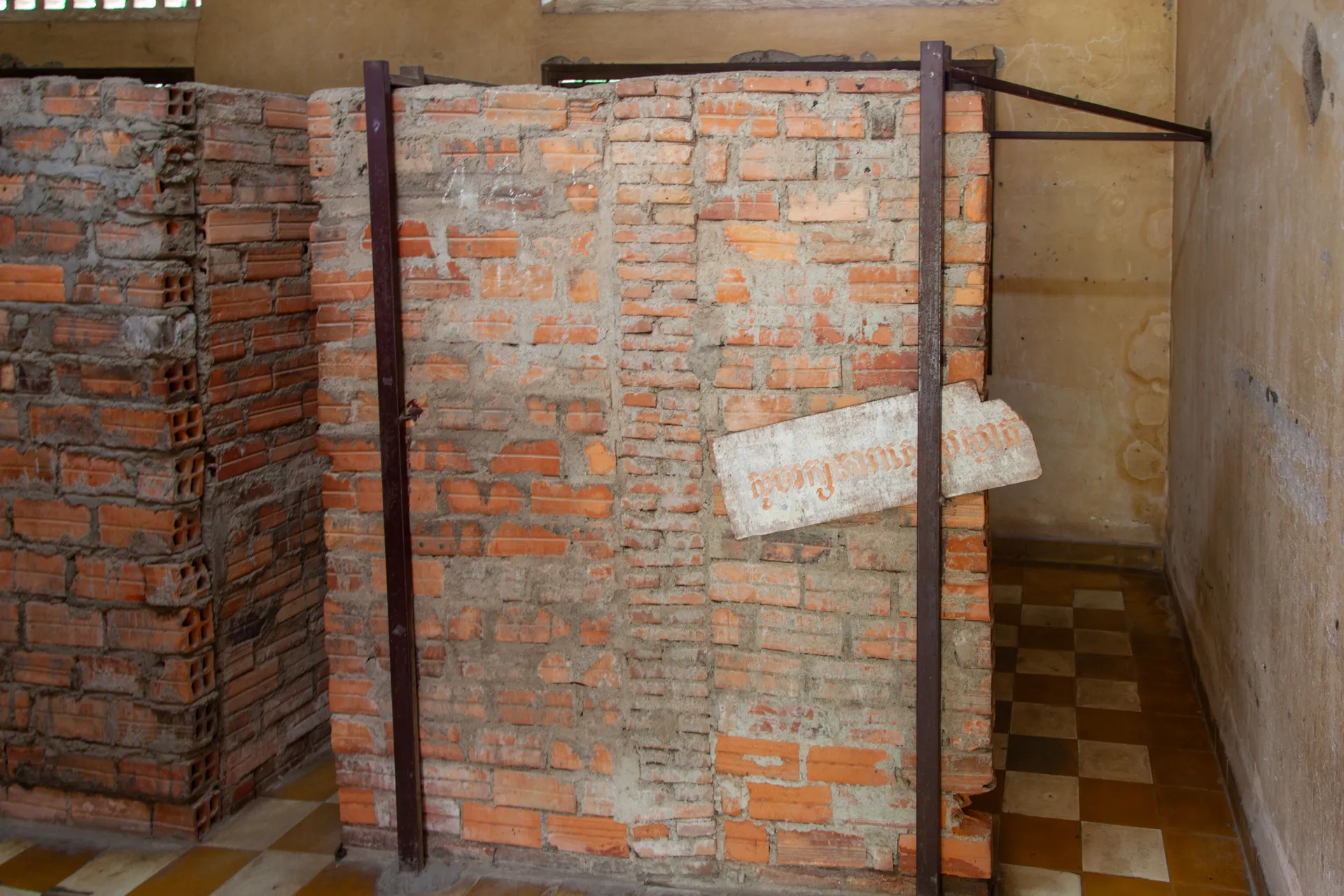 Cella di detenzione con pareti in mattoni nel Tuol Sleng, Phnom Penh.