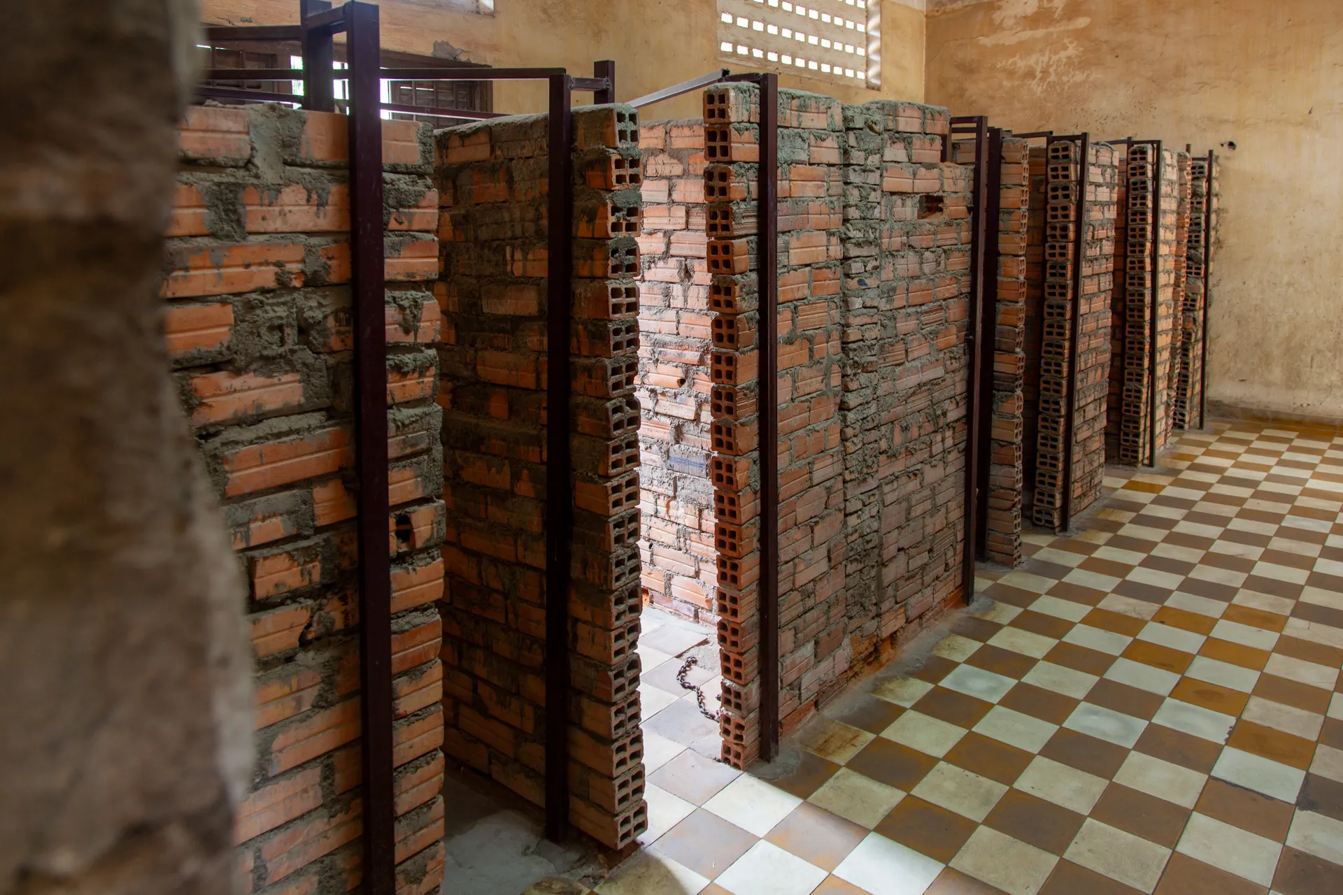 Celle strette costruite in mattoni nel carcere Tuol Sleng, Phnom Penh.