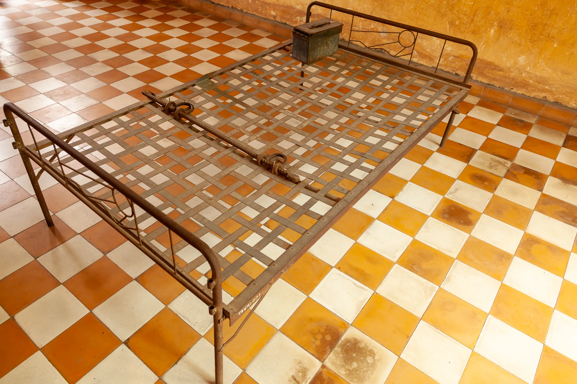 Letto di tortura con manette e catene nel Tuol Sleng, Phnom Penh.