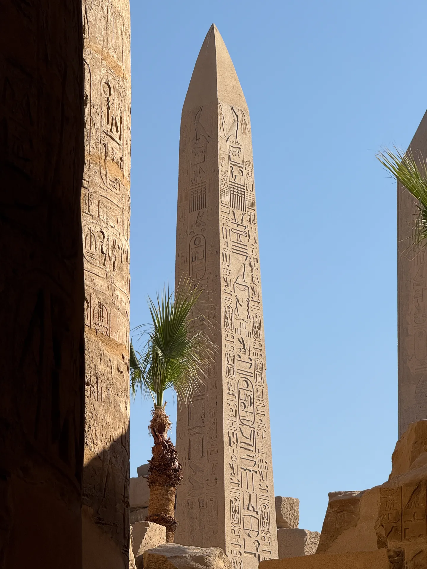 Obelisco con incisioni nel Tempio di Karnak.