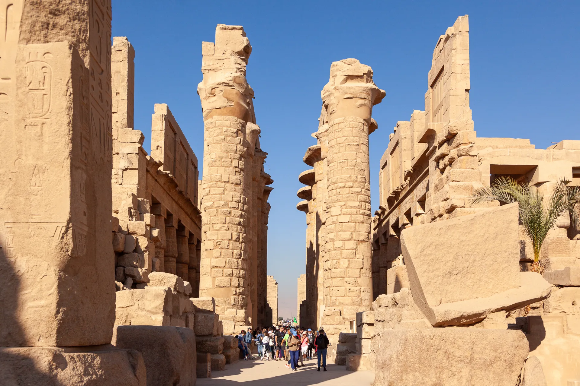 Rovine monumentali con colonne e strutture antiche.
