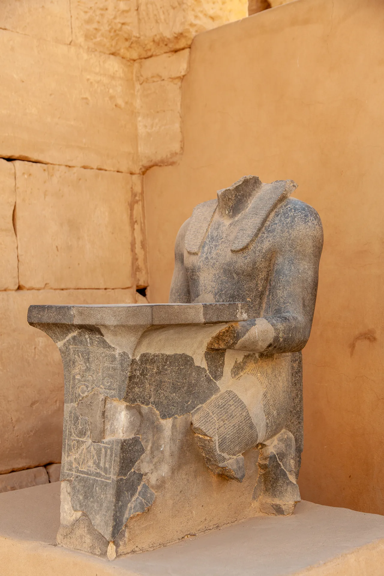 Statua frammentaria di un faraone nel tempio.