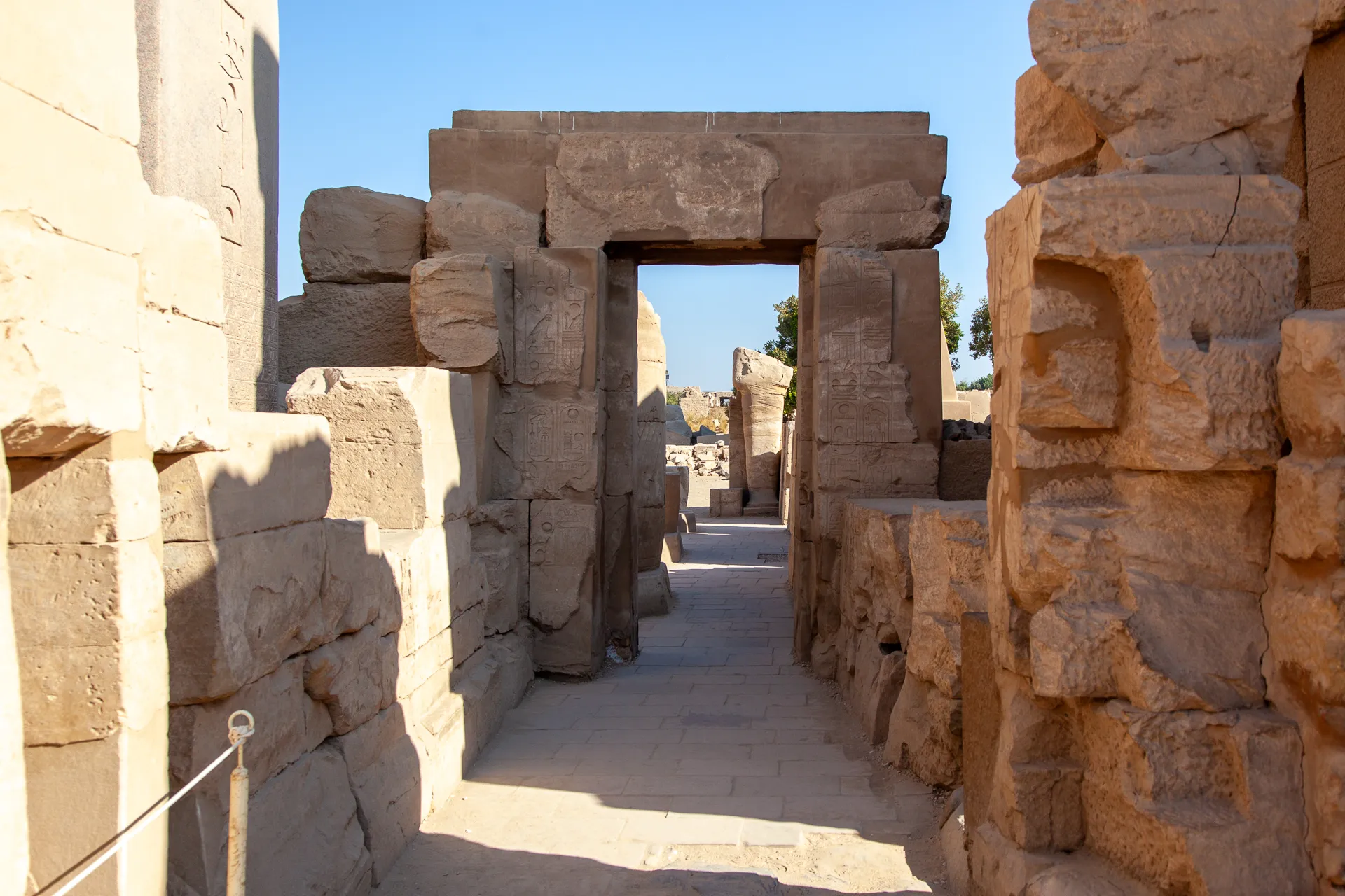 Ingresso antico con geroglifici nel Tempio di Karnak.