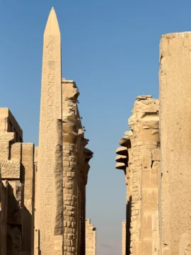 Obelisco con incisioni geroglifiche tra le rovine del Tempio di Karnak.