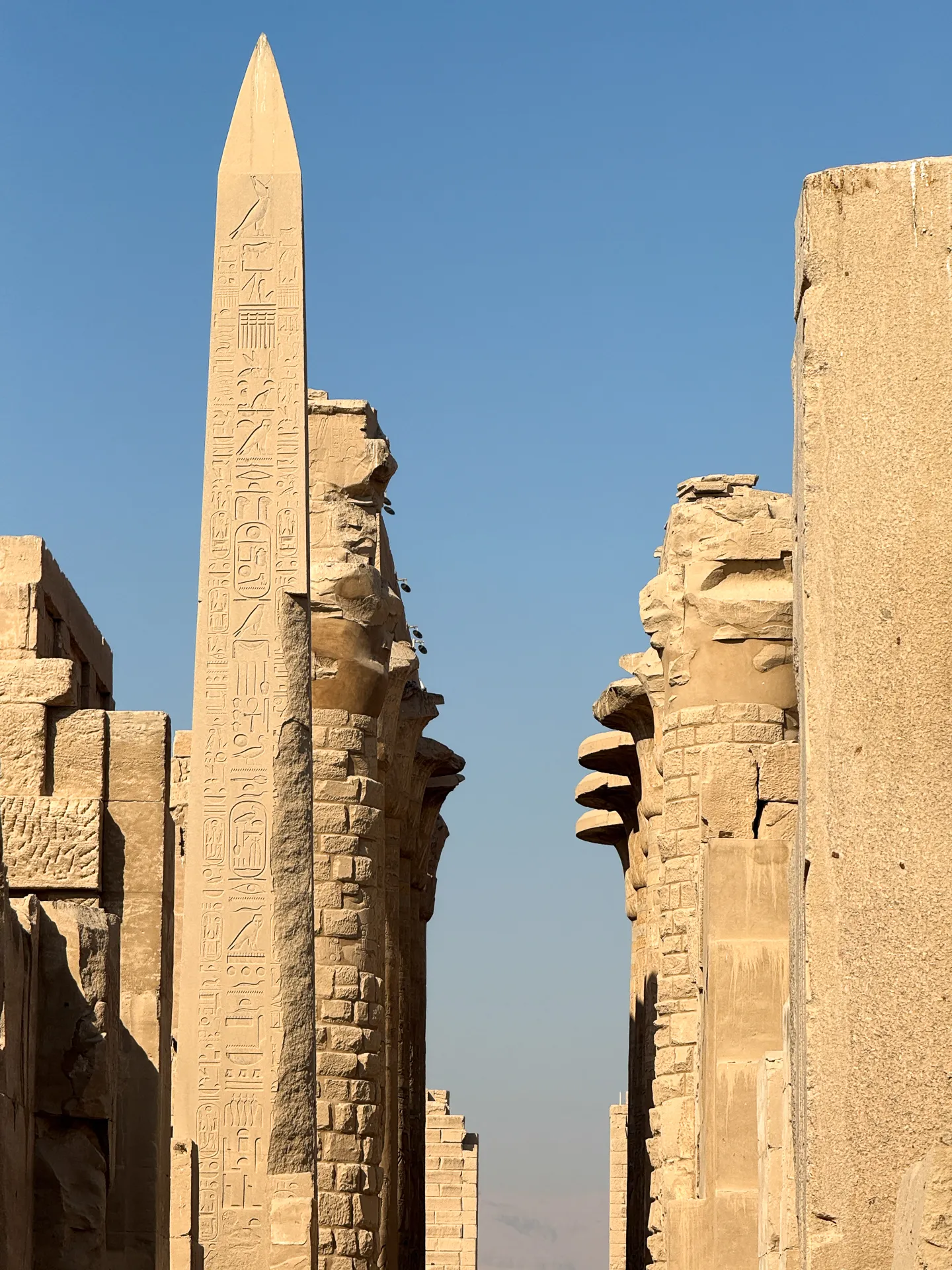 Obelisco con incisioni geroglifiche tra le rovine del Tempio di Karnak.