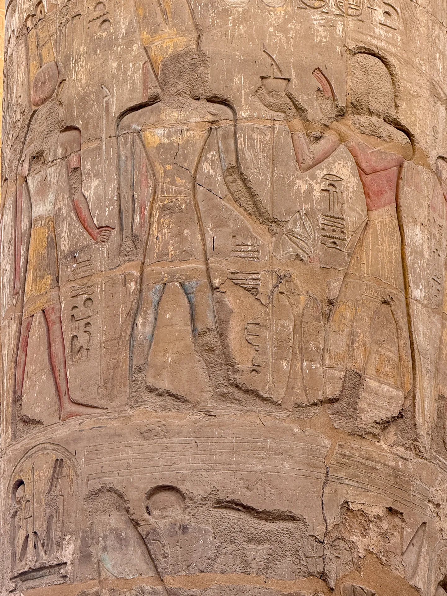 Geroglifici colorati incisi su una colonna del Tempio di Karnak.