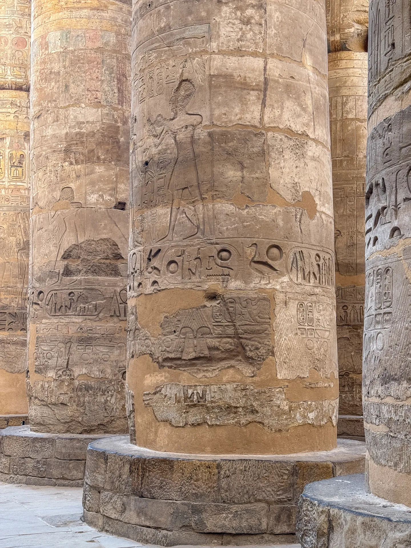 Colonne imponenti con incisioni e geroglifici nel tempio.
