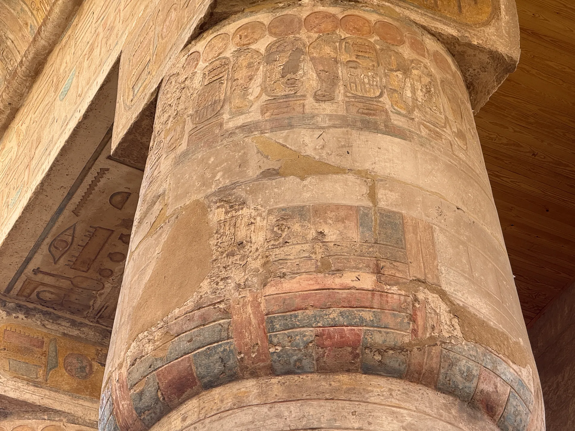 Dettaglio di un capitello decorato nel Tempio di Karnak.
