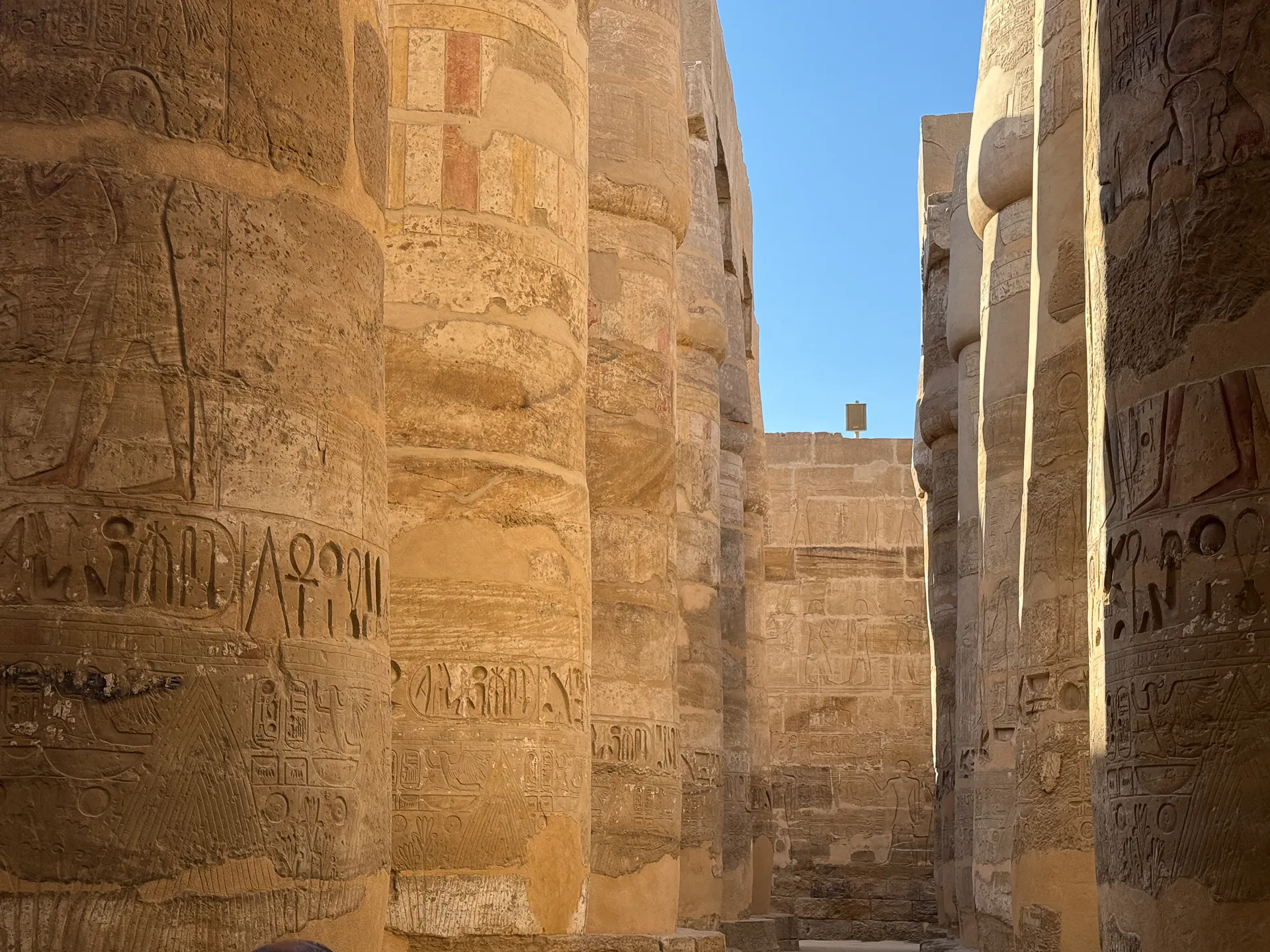 Corridoio tra le colonne del Tempio di Karnak con incisioni.