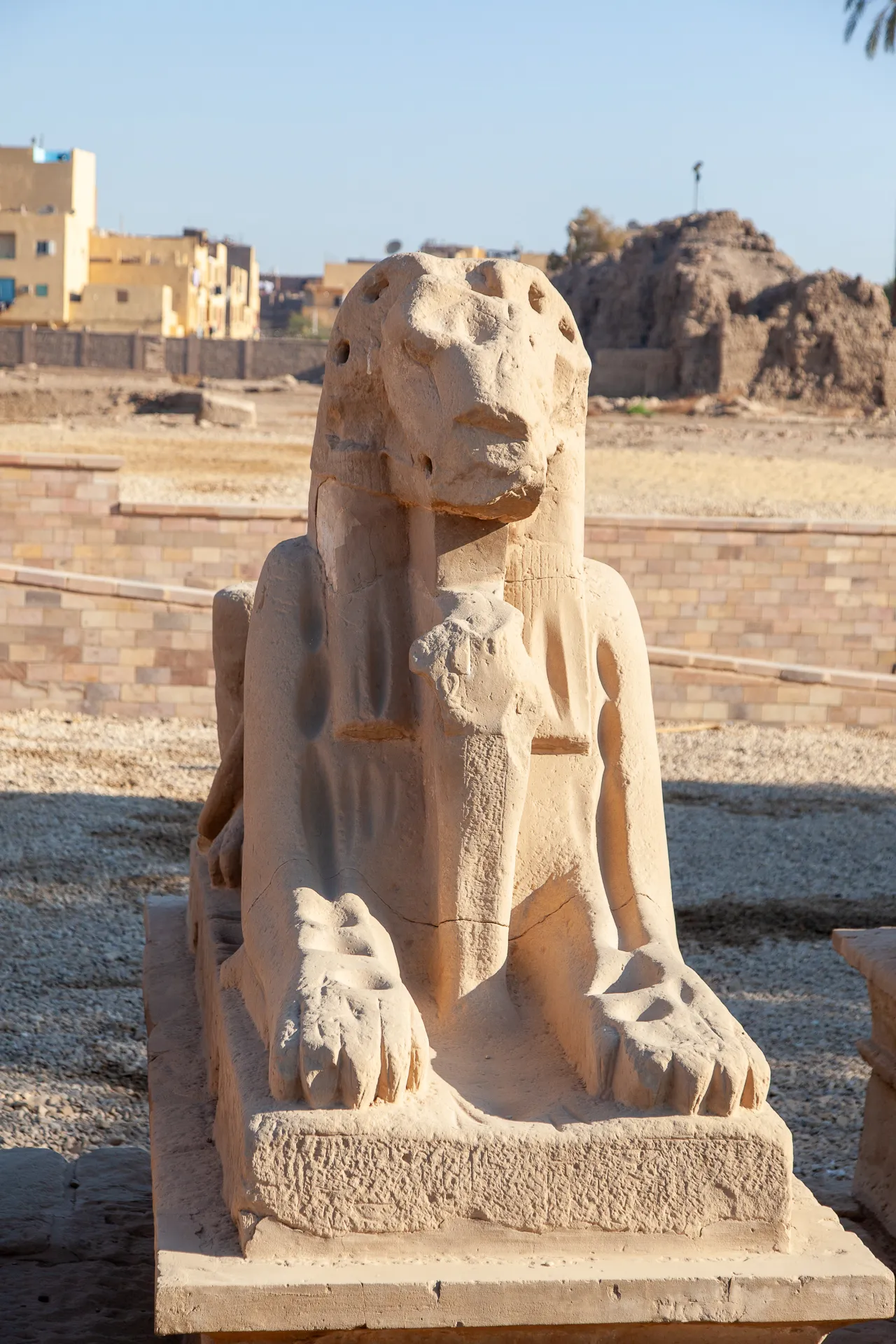 Statua di sfinge con testa di ariete nel Tempio di Karnak a Luxor.