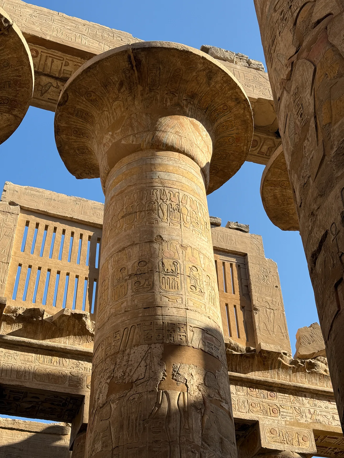 Colonne imponenti con geroglifici nel Tempio di Karnak a Luxor.