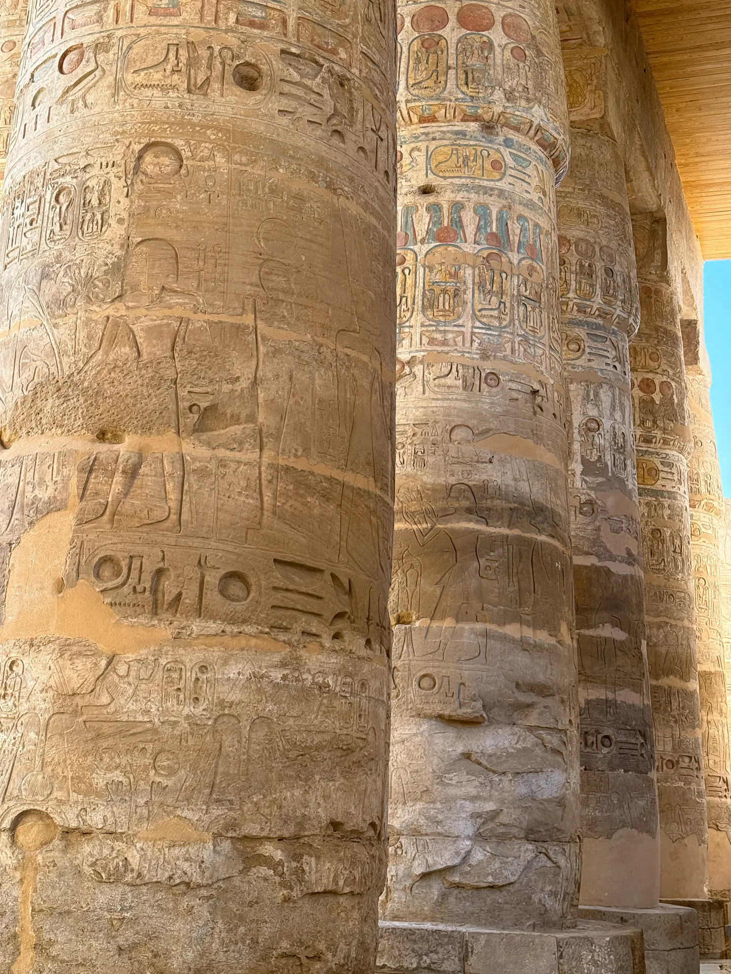 Colonne con incisioni e pitture originali nel Tempio di Karnak.