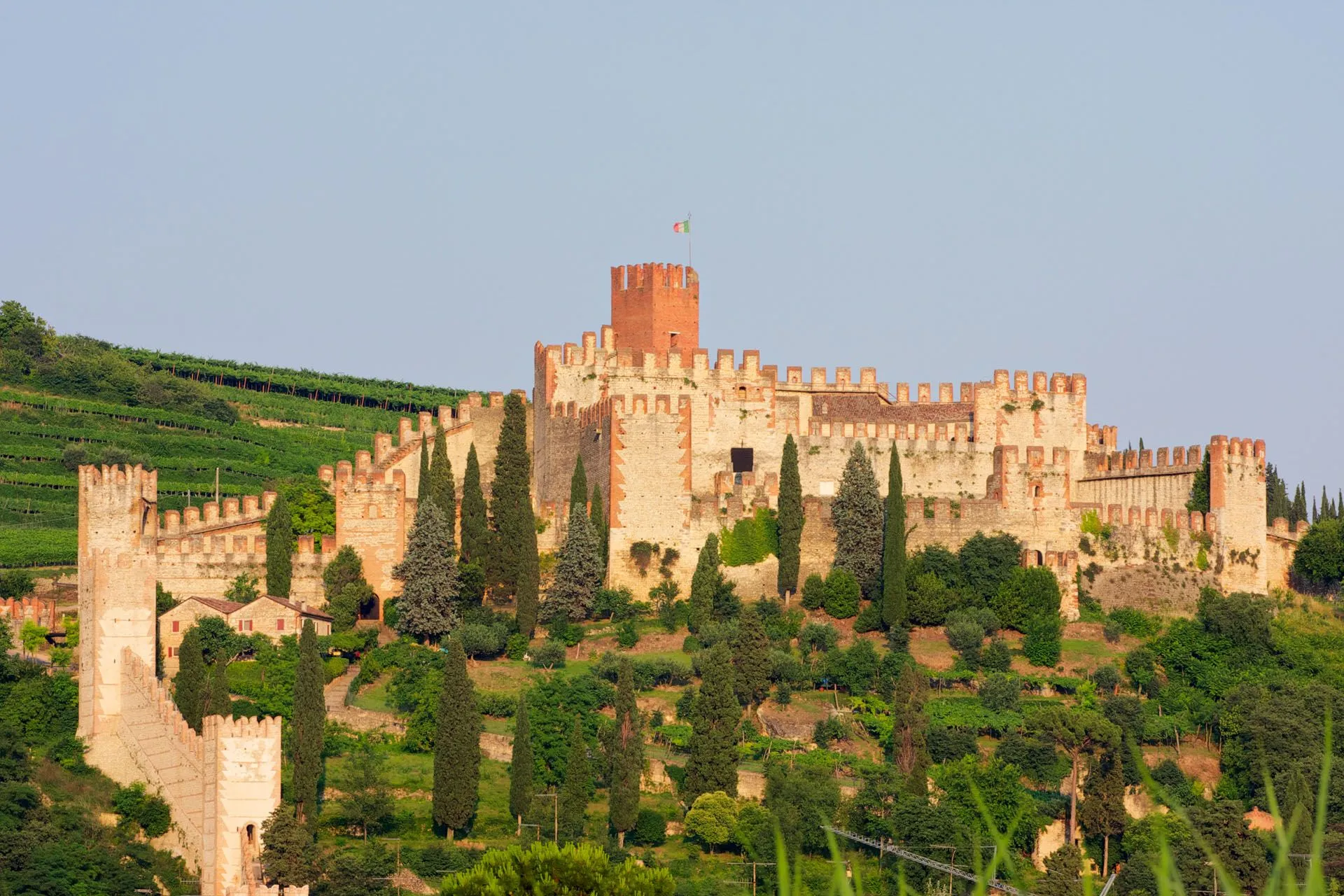 Il Castello di Soave immerso nel verde dei vigneti della Valpolicella.