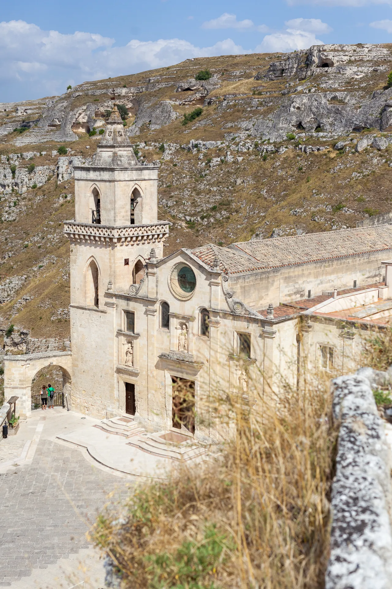 Chiesa di San Pietro Caveoso con la Gravina sullo sfondo.