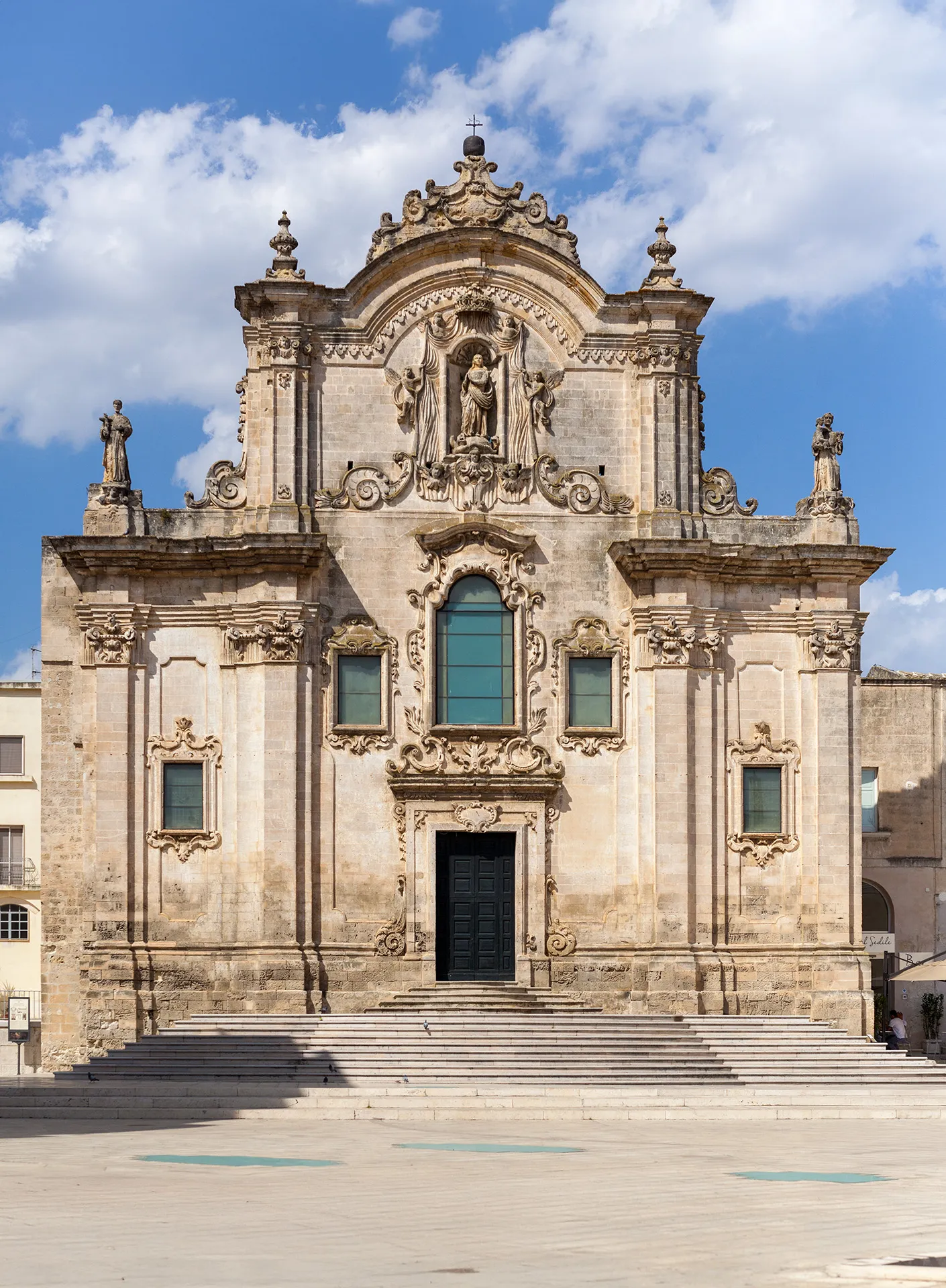 Chiesa barocca con decorazioni scolpite nella pietra.