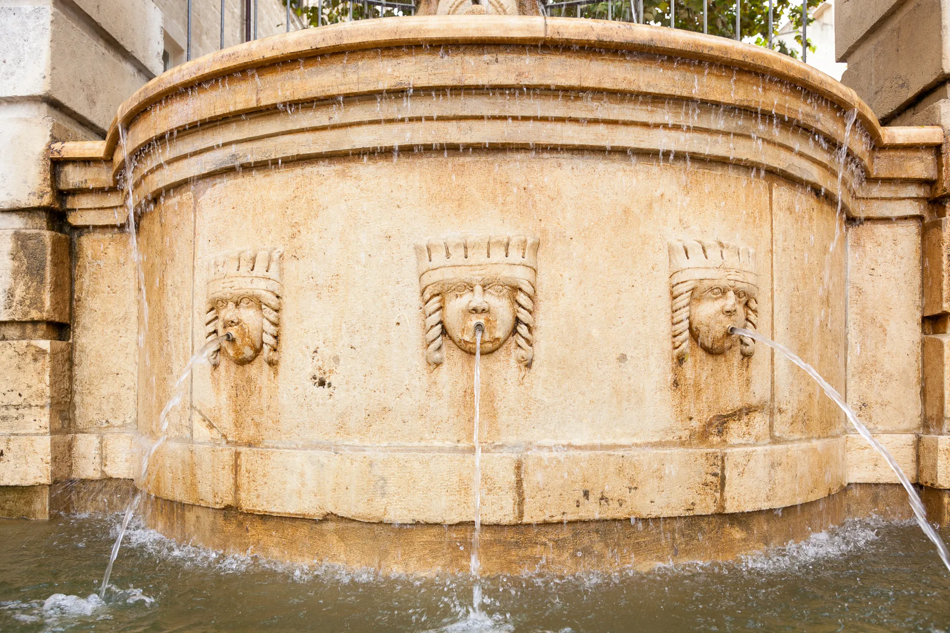 Fontana storica con decorazioni in pietra a Matera.